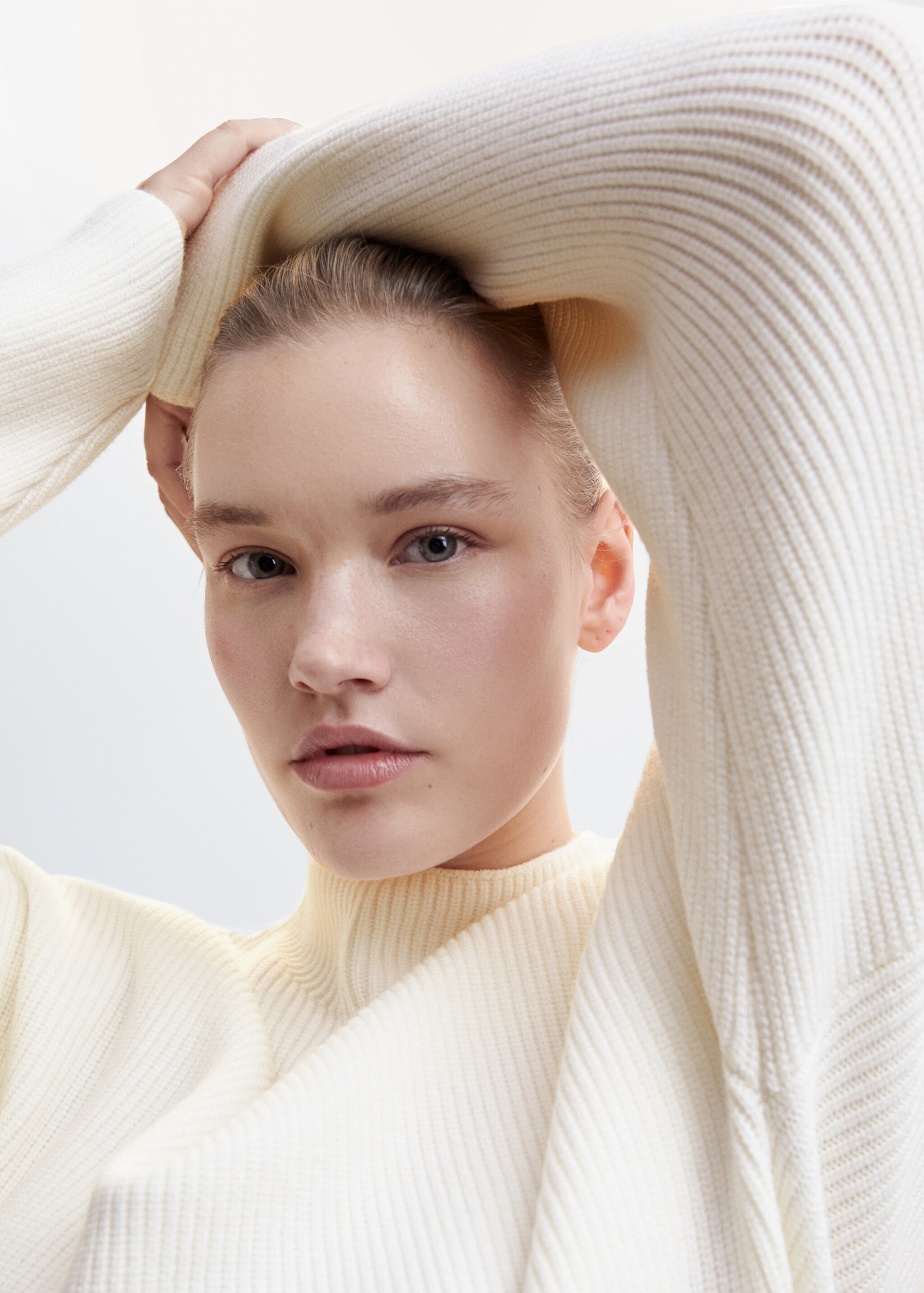 Gerippter Pullover mit halbhohem Kragen - Detail des Artikels 4, Ecru. Ref: 47050234-00.