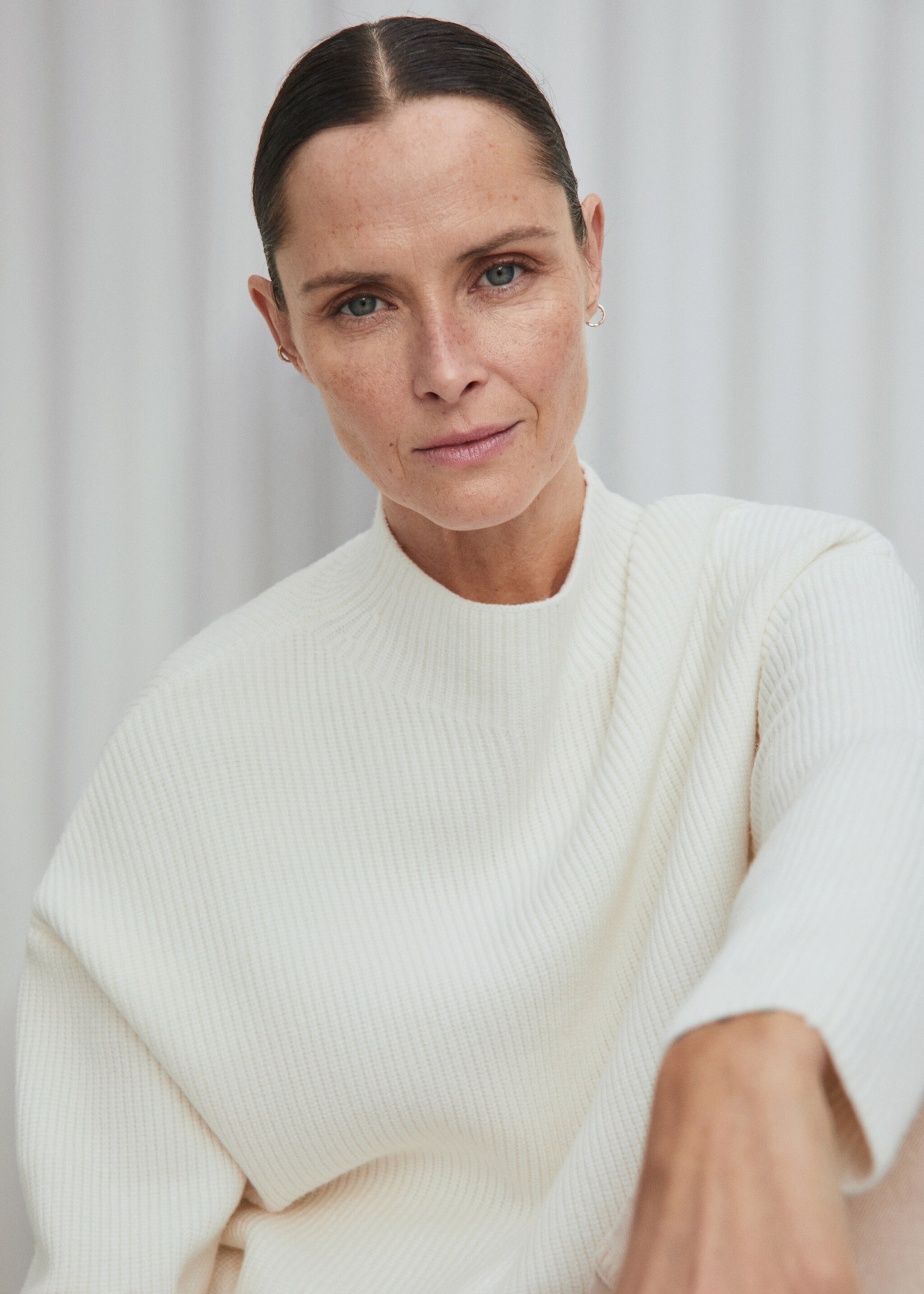 Gerippter Pullover mit halbhohem Kragen - Detail des Artikels 6, Ecru. Ref: 47050234-00.