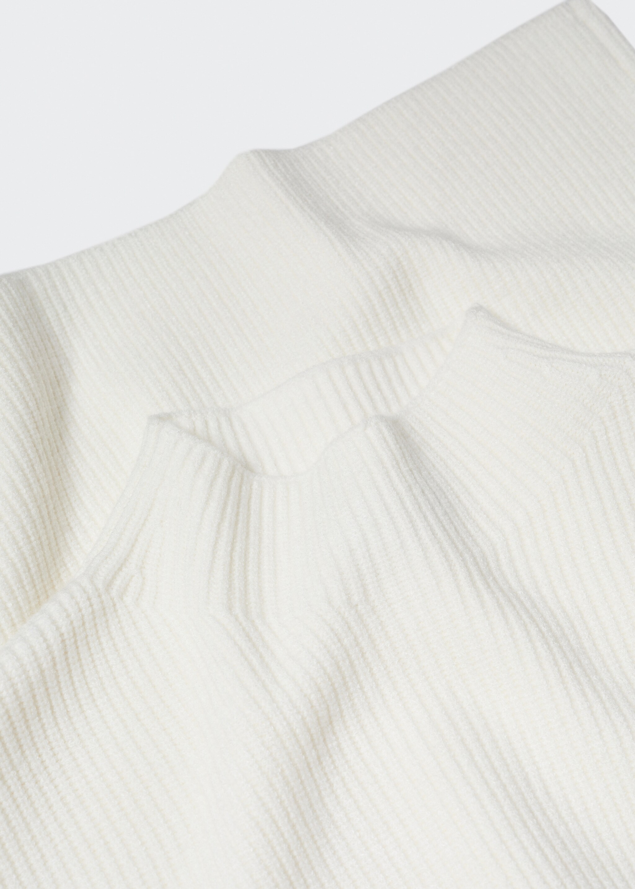 Gerippter Pullover mit halbhohem Kragen - Detail des Artikels 8, Ecru. Ref: 47050234-00.