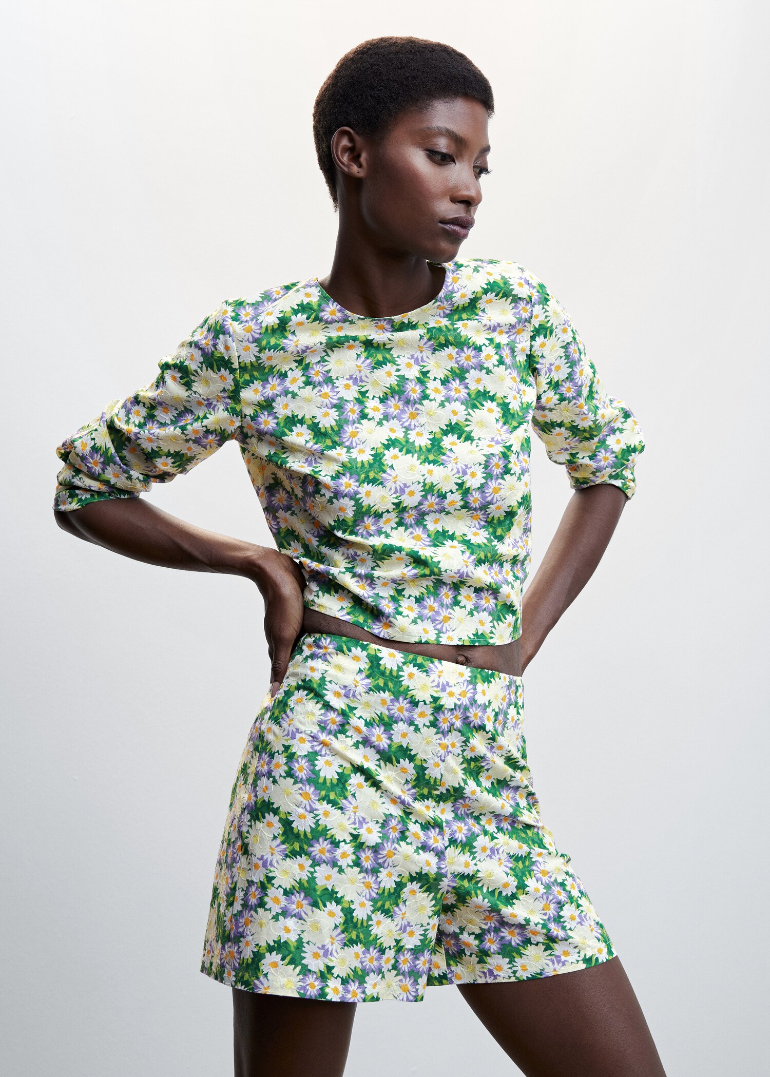 Bluse mit Blumenmuster - Mittlere Ansicht