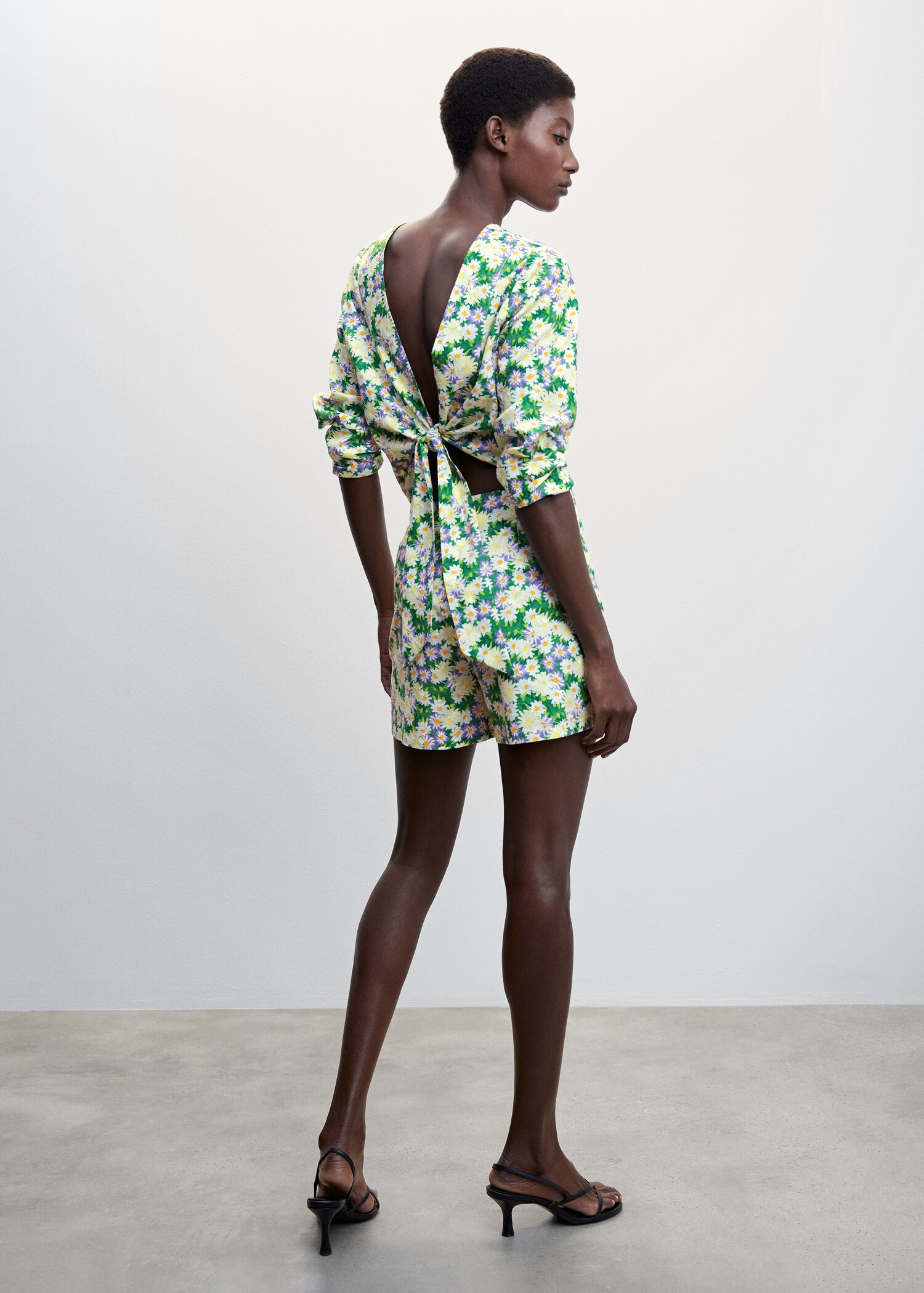 Bluse mit Blumenmuster - Rückseite des Artikels