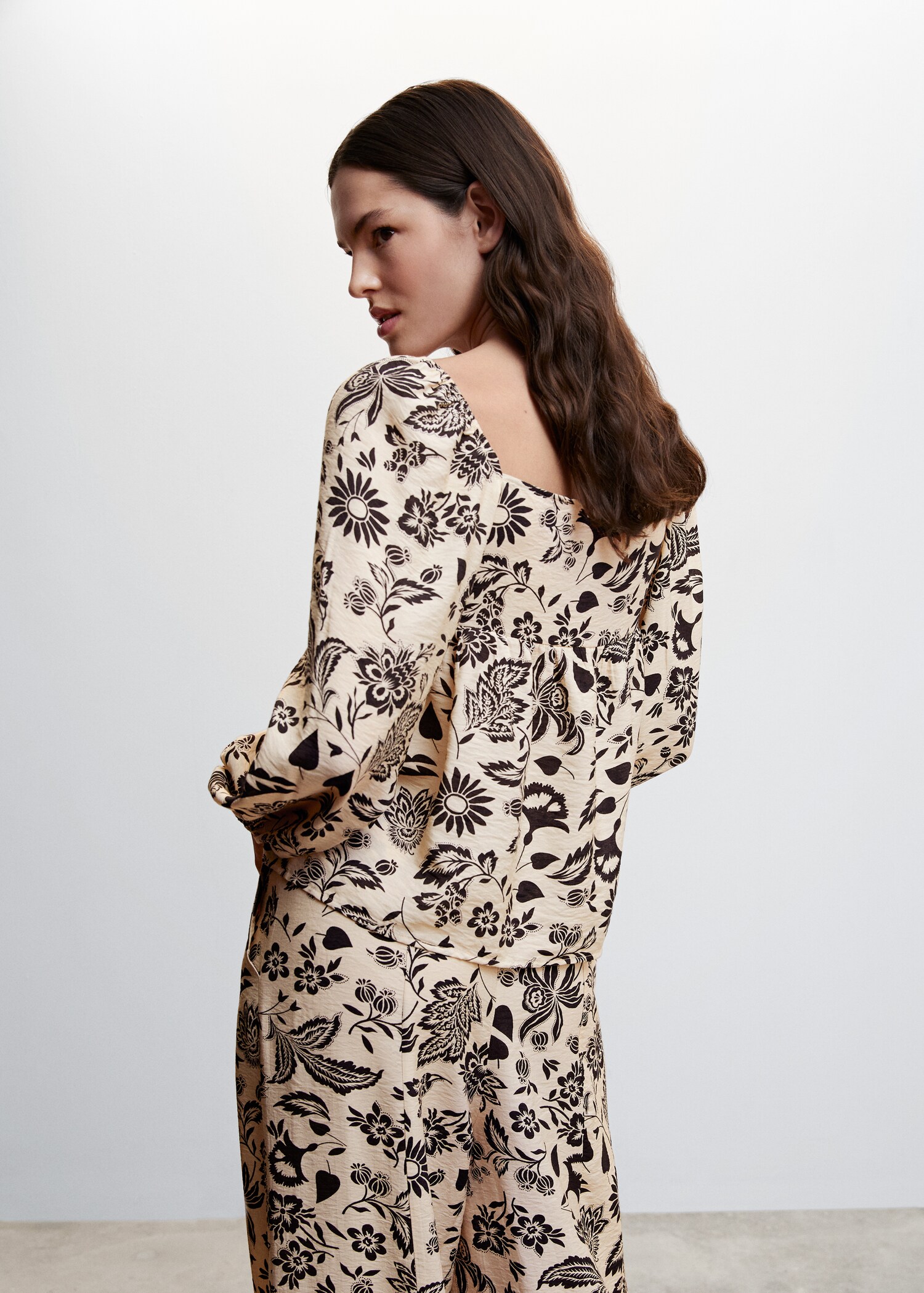 Puffed sleeves blouse - Reverse of the article