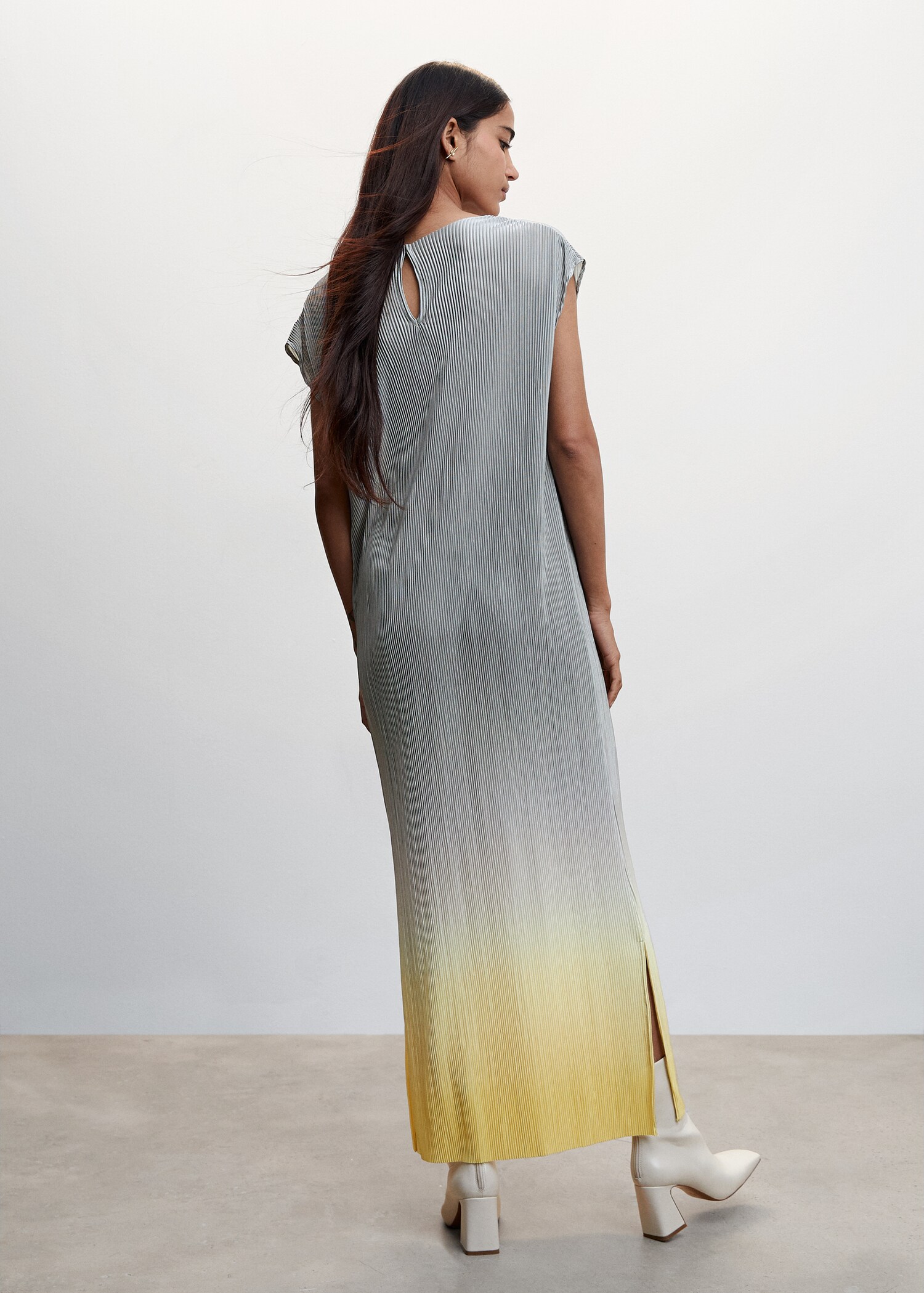 Pleated long dress - Reverse of the article