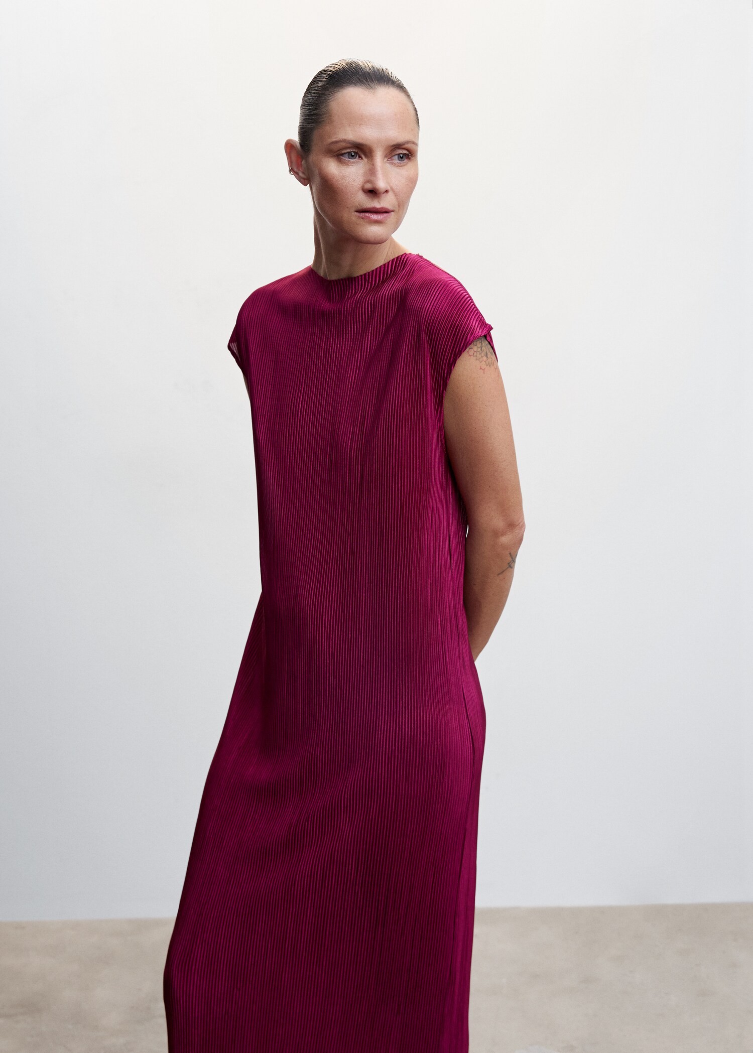 Vestido largo plisado - Plano medio