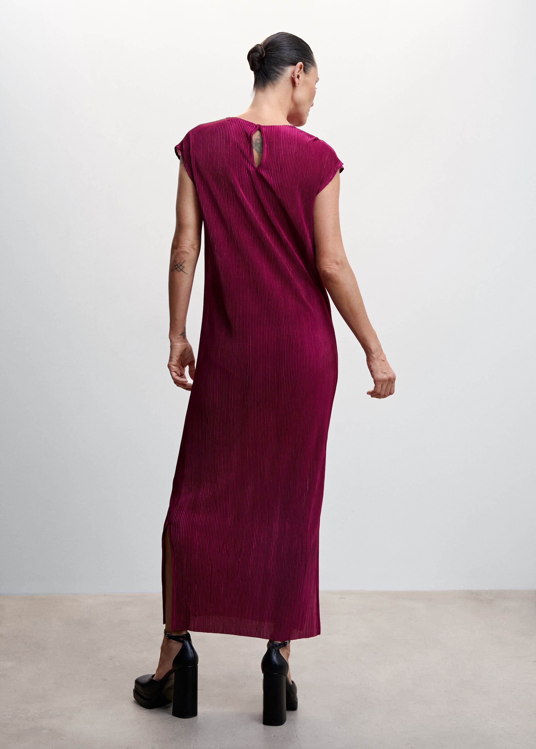 Pleated long dress - Reverse of the article
