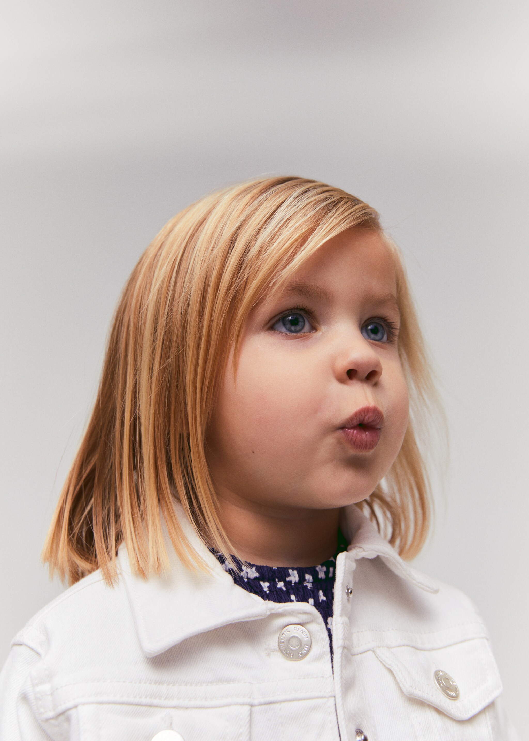 Jeansjacke mit Taschen - Detail des Artikels 5, Weiß. Ref: 47054396-00.