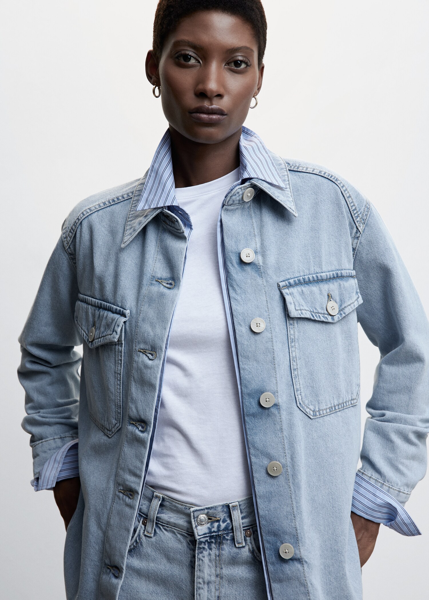 Surchemise jean oversize - Plan moyen