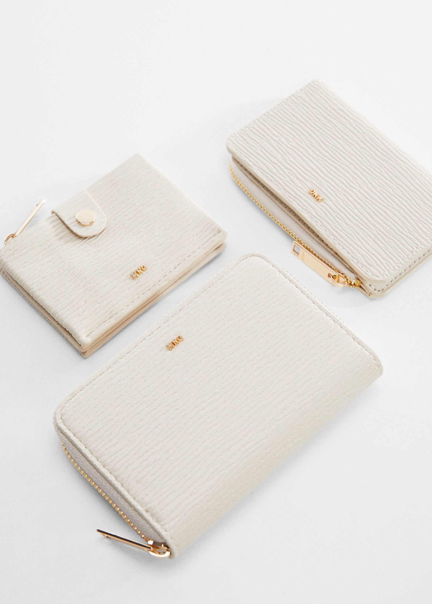 Textured wallet with embossed logo - Details of the article 3