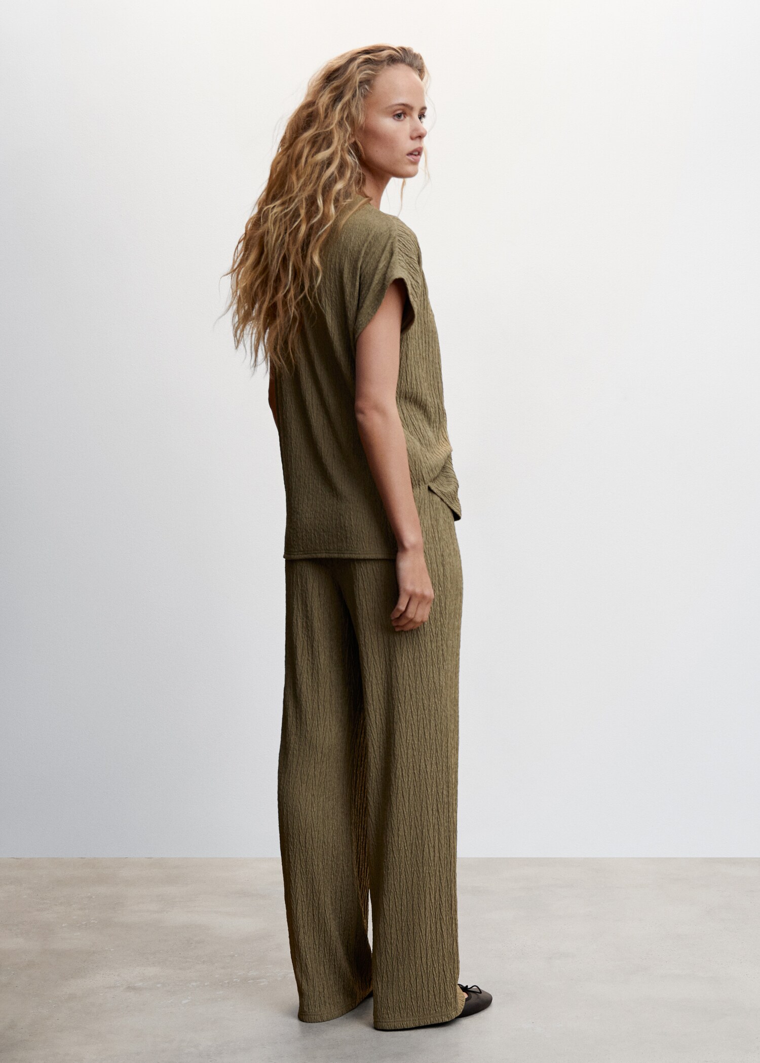 Off-shoulders textured T-shirt - Reverse of the article