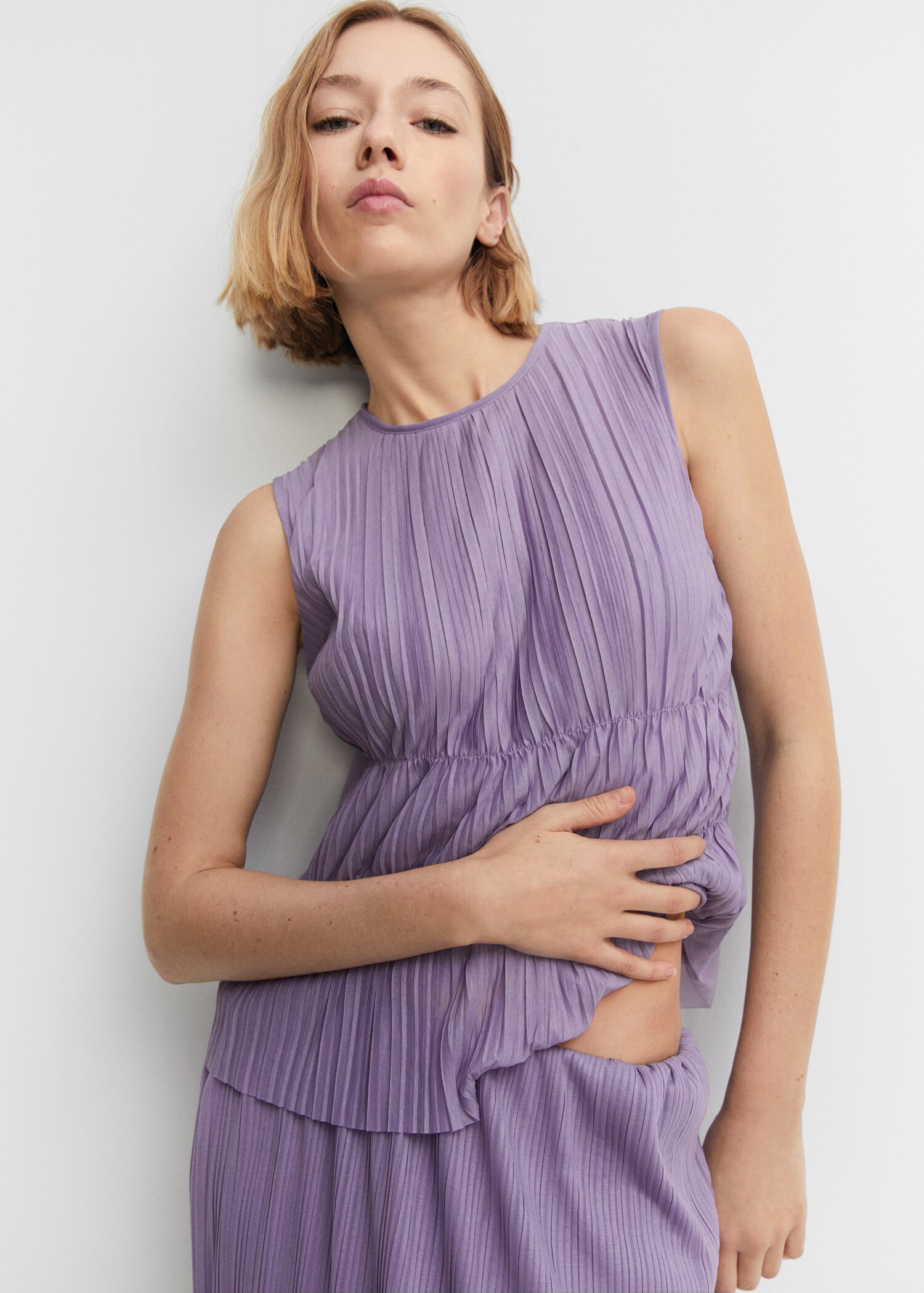 Sleeveless pleated top - Details of the article 2