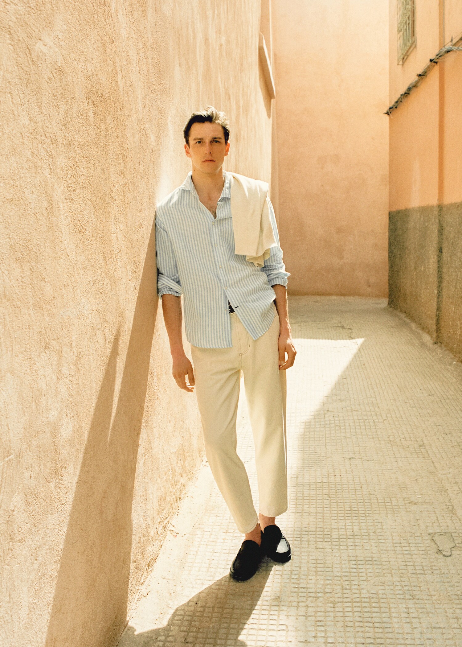 Tapered loose cropped jeans - Details of the article 5