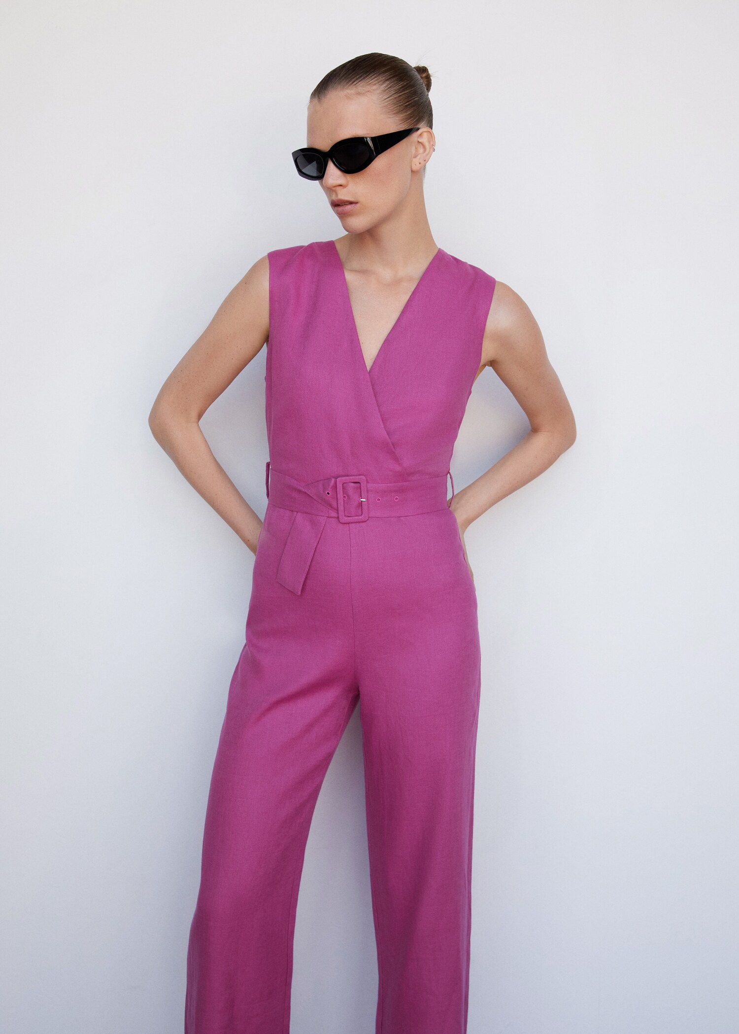 Leinen-Jumpsuit in Wickel-Optik mit Gürtel - Mittlere Ansicht