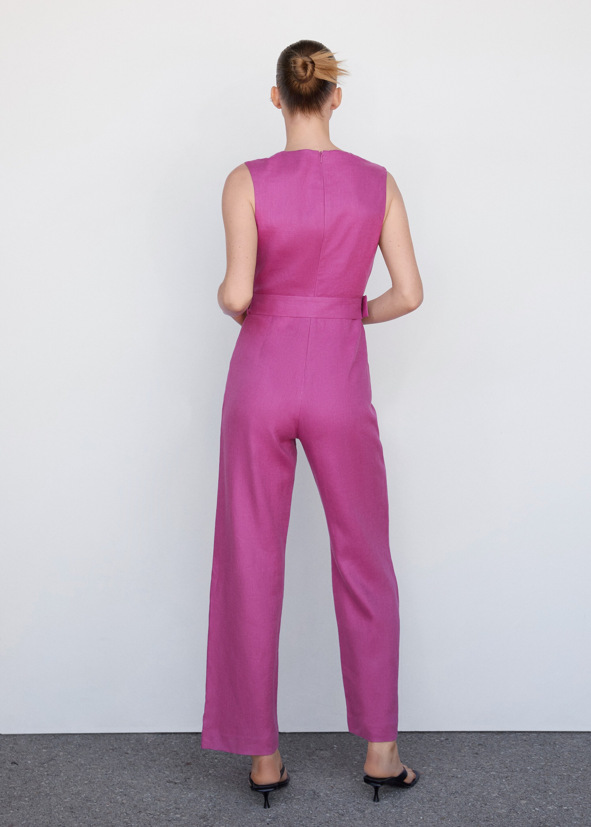 Linen jumpsuit with belt - Reverse of the article