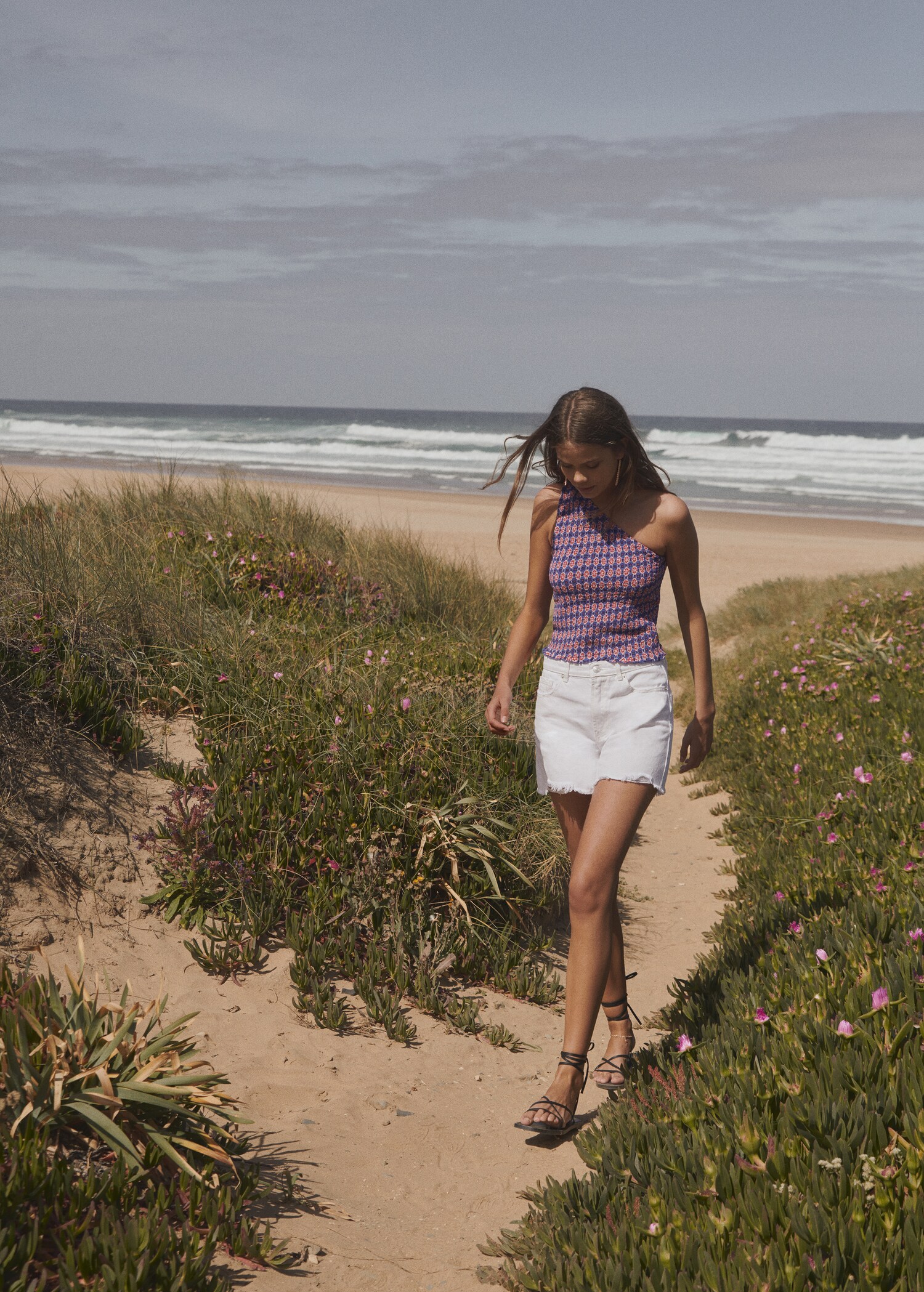 Broken denim shorts - Details of the article 5