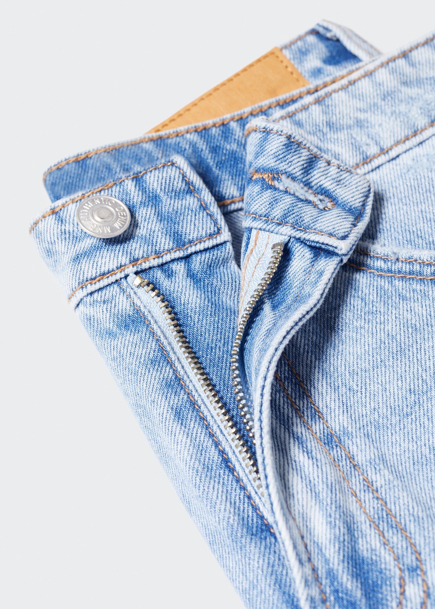 Jeansshorts mit Zierrissen - Detail des Artikels 8