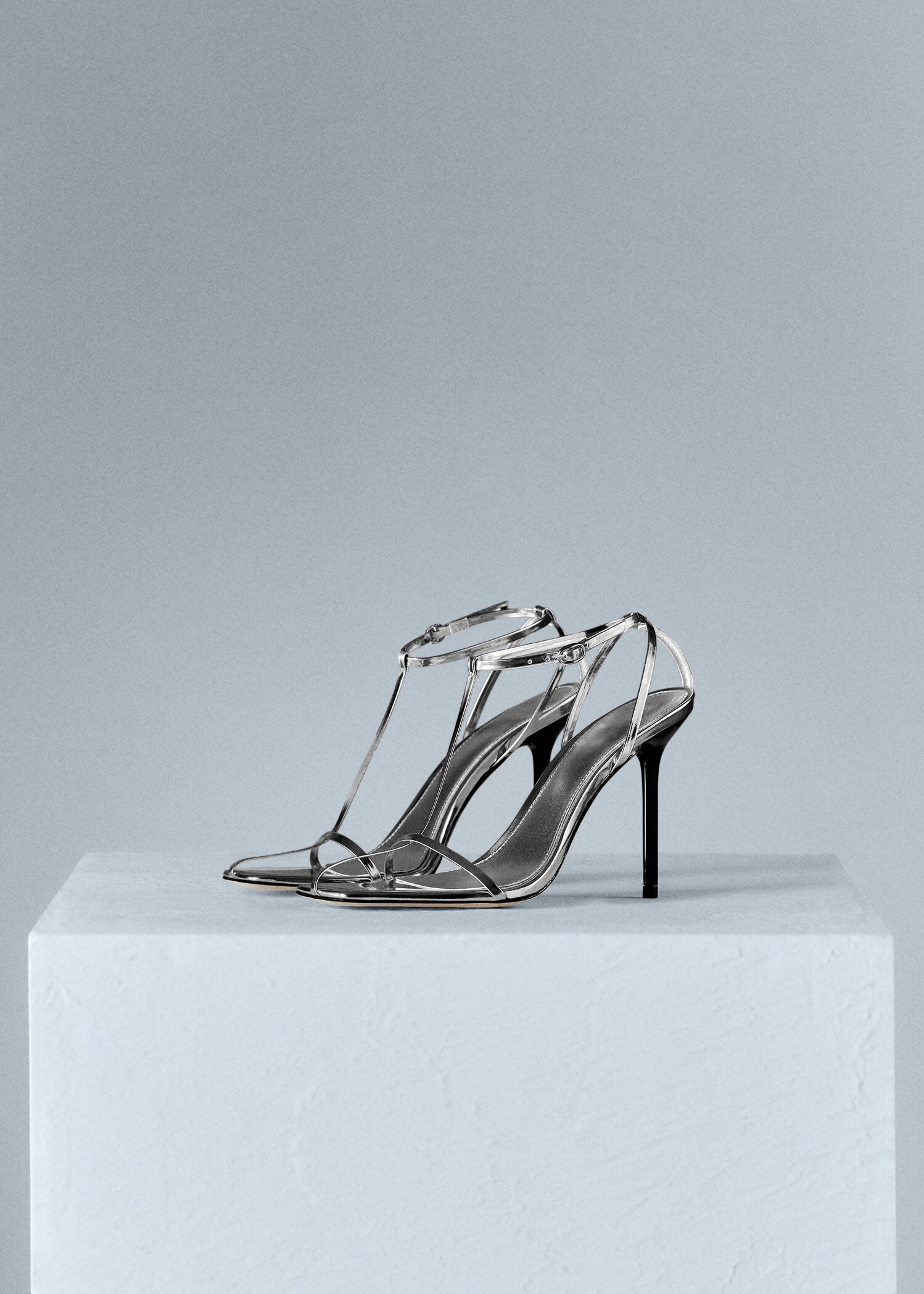 Heeled leather sandals with straps - Medium plane