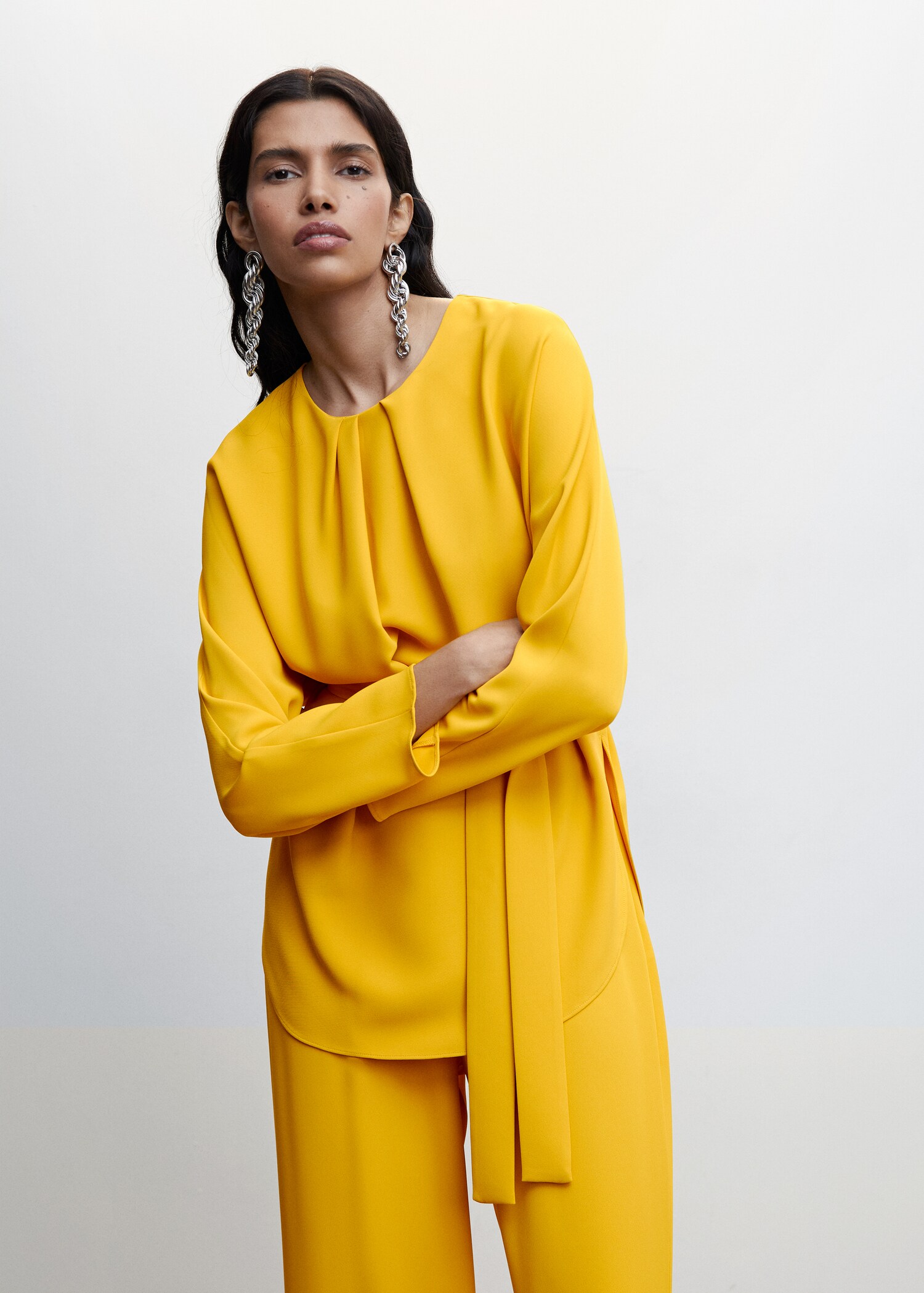 Blusa com cintura de laço - Plano médio