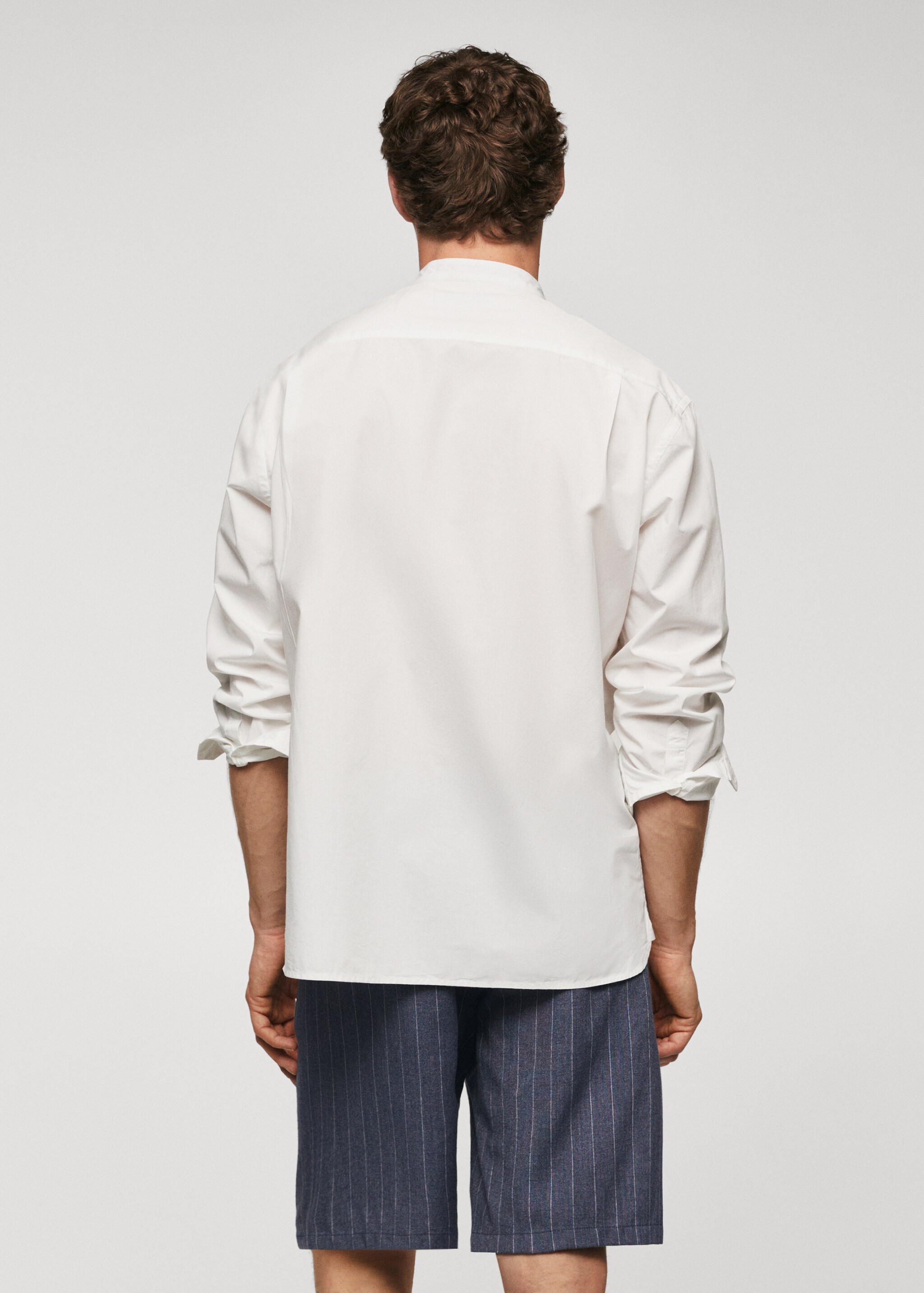 Slim Fit-Baumwollhemd mit Stehkragen - Rückseite des Artikels