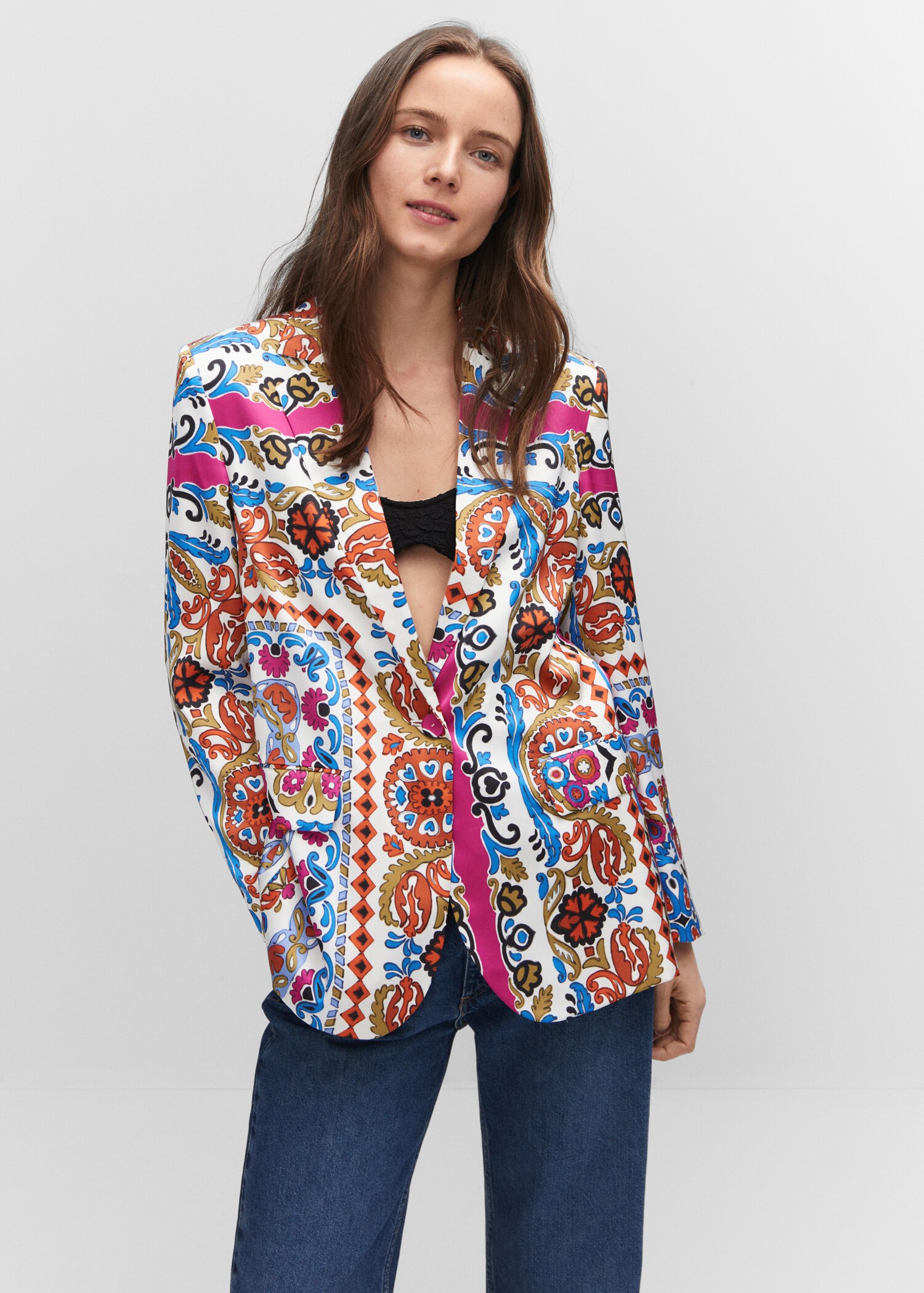 Americana satinada estampada - Plano medio