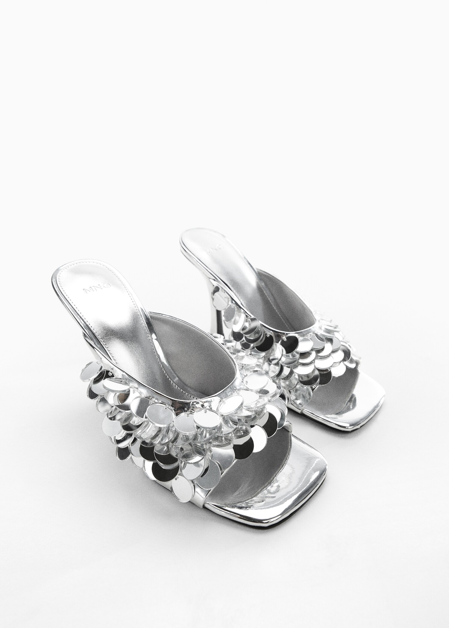 Sandales sequins détail miroir - Plan moyen