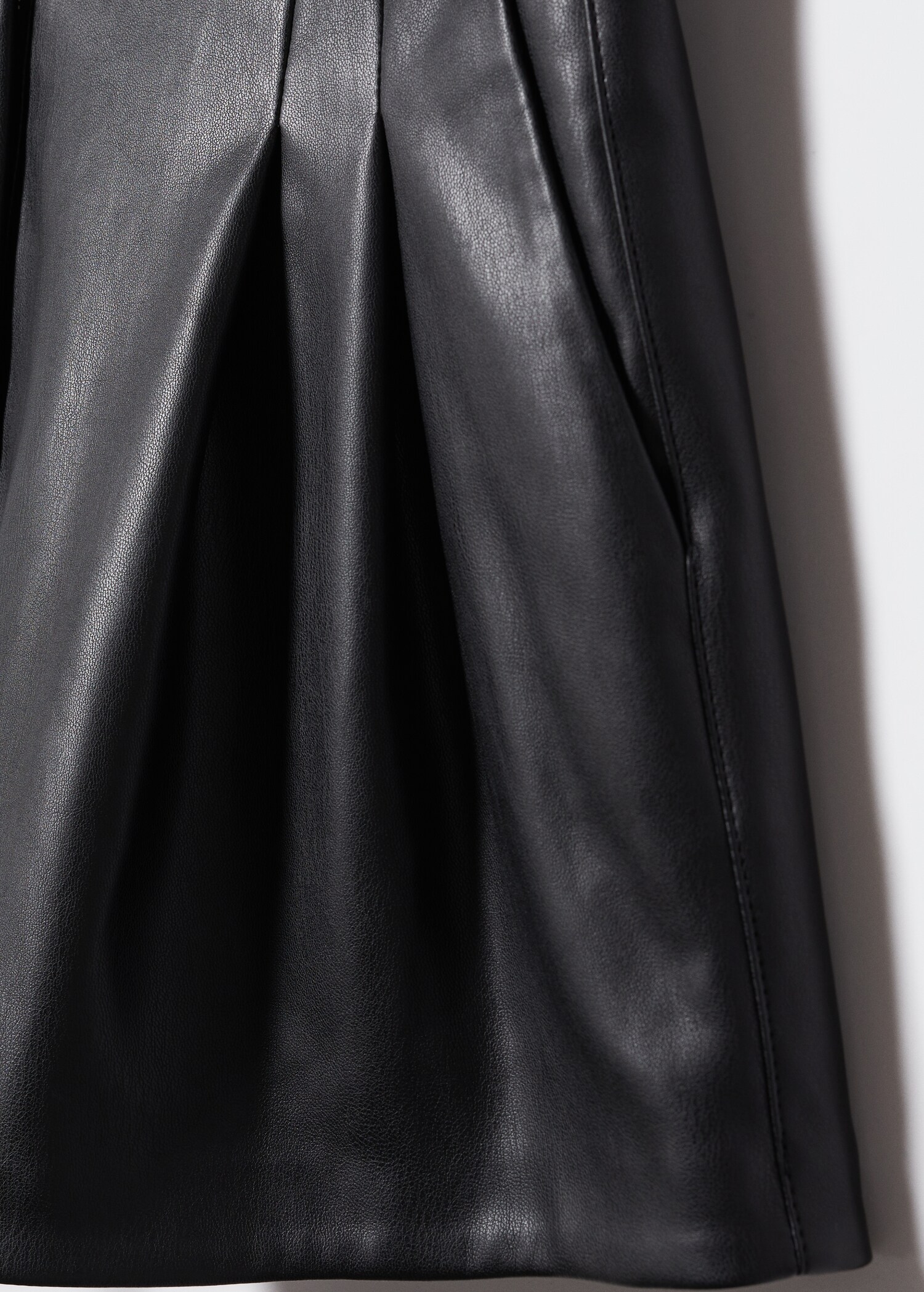 Bundfalten-Shorts mit Leder-Effekt - Detail des Artikels 8