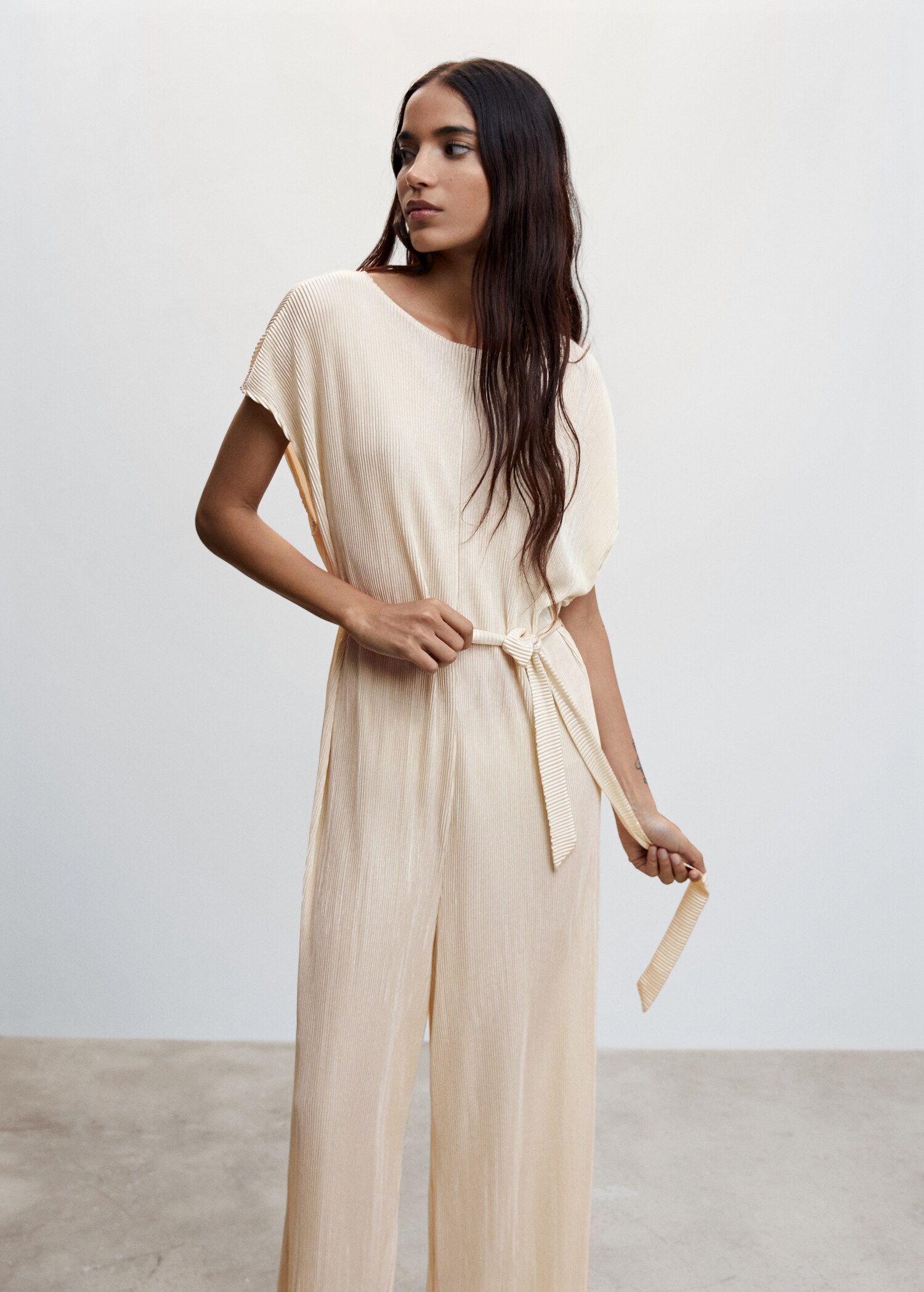 Satinierter Jumpsuit mit Plisséefalten - Mittlere Ansicht