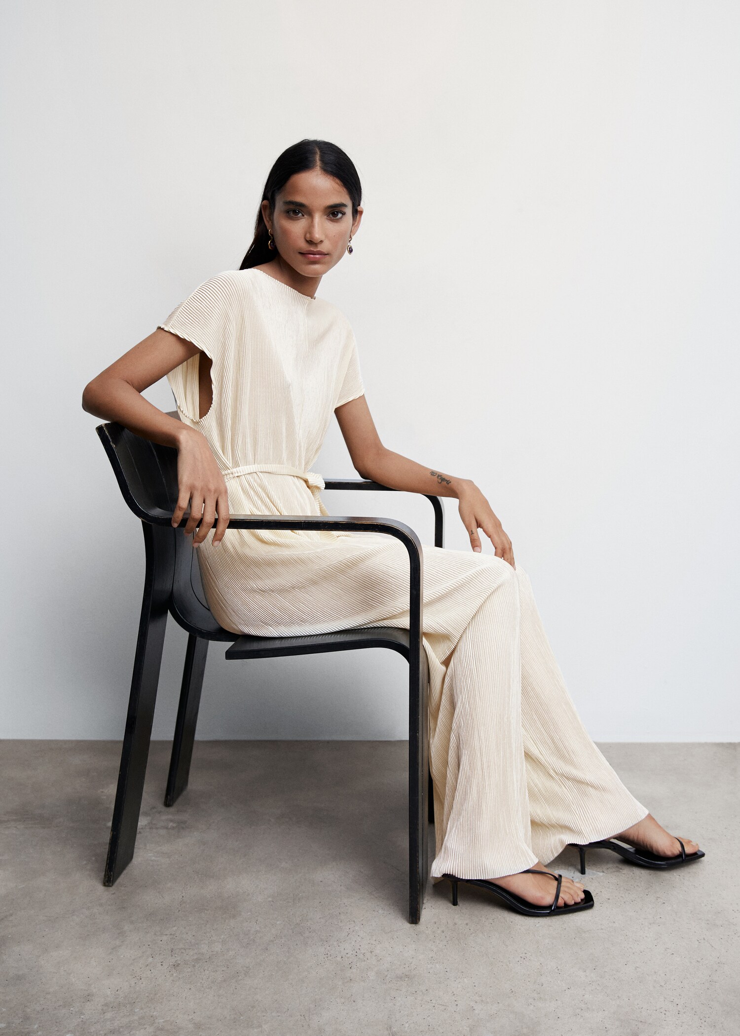 Satinierter Jumpsuit mit Plisséefalten - Detail des Artikels 2