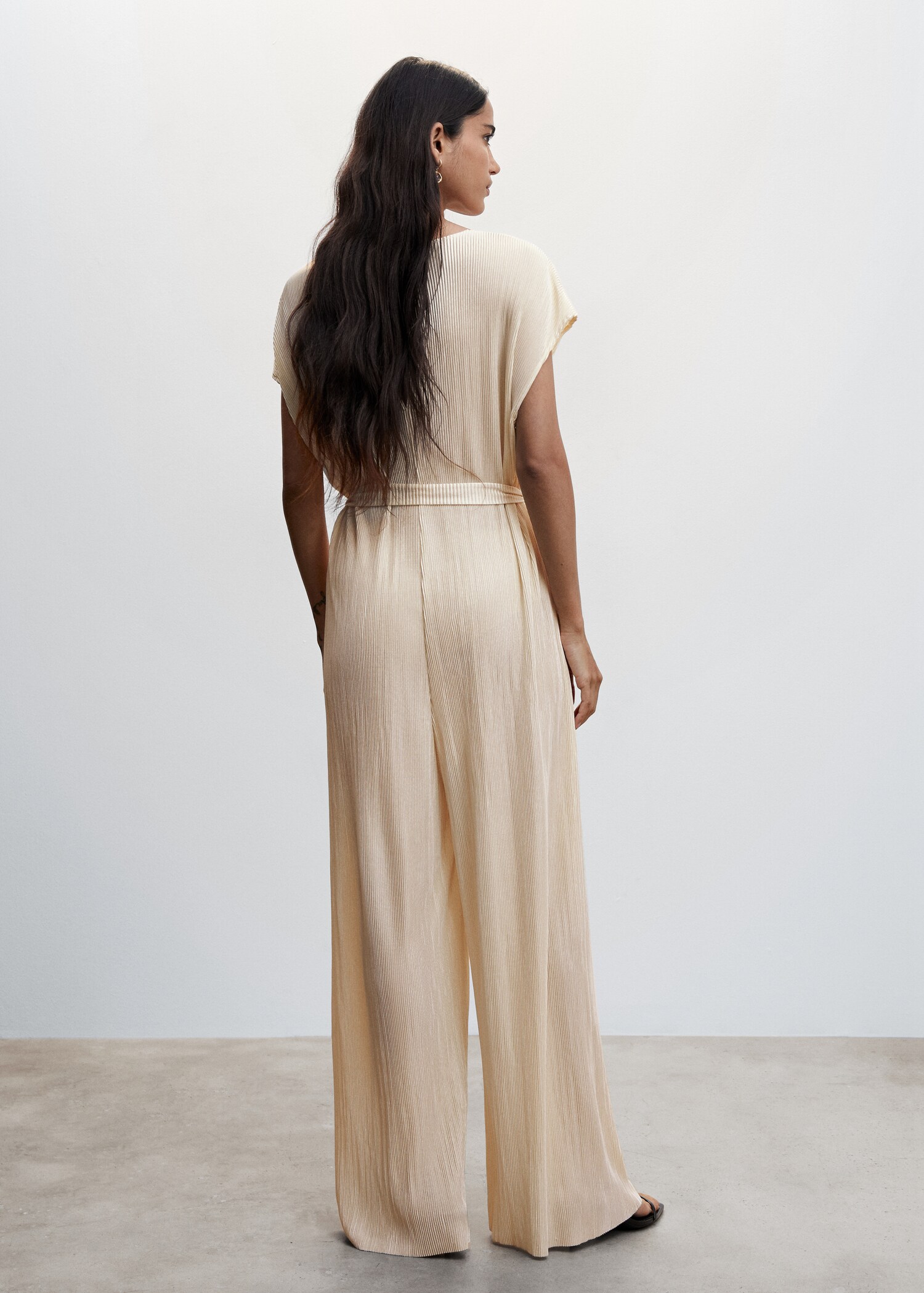 Satinierter Jumpsuit mit Plisséefalten - Rückseite des Artikels