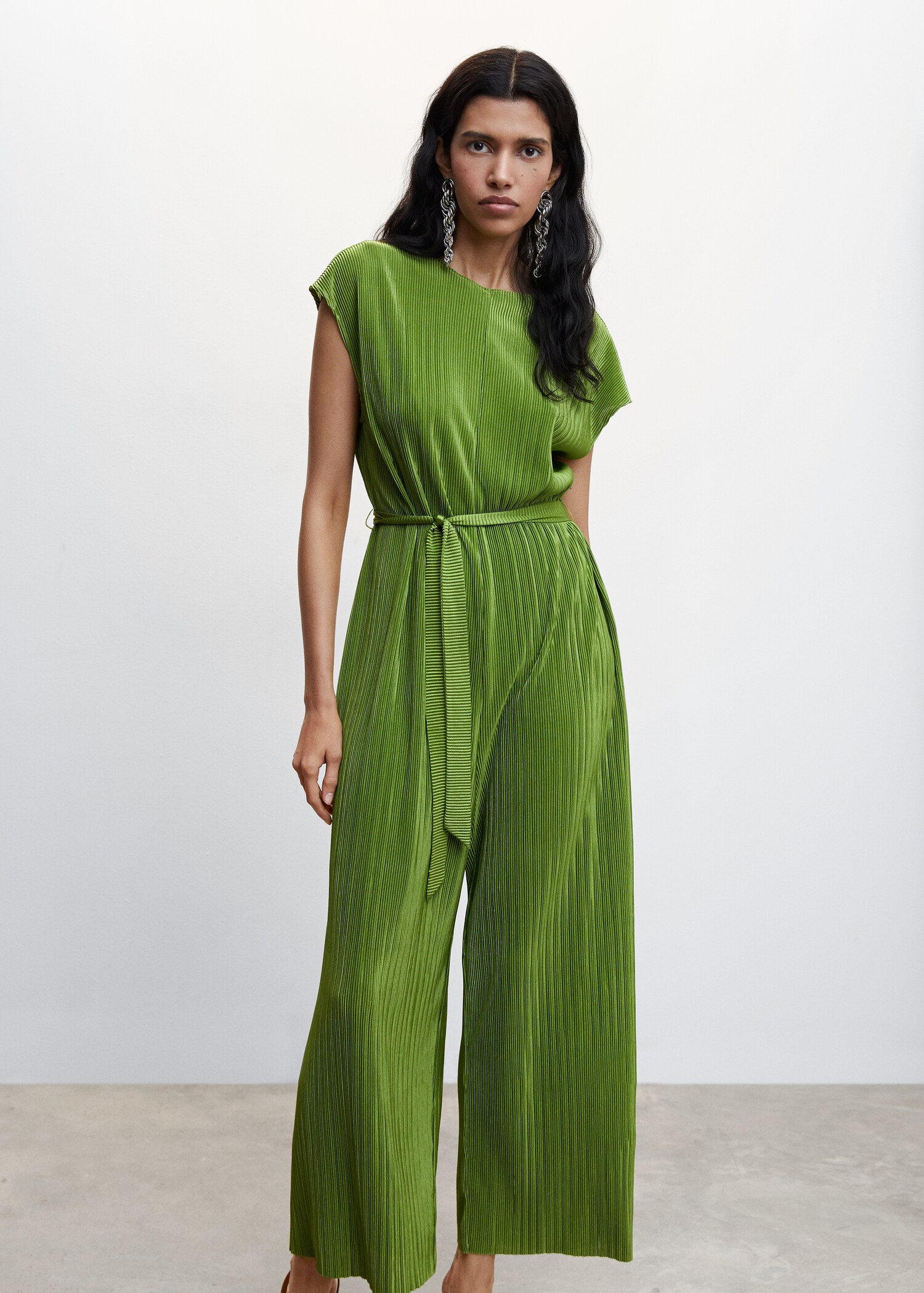 Satinierter Jumpsuit mit Plisséefalten - Mittlere Ansicht