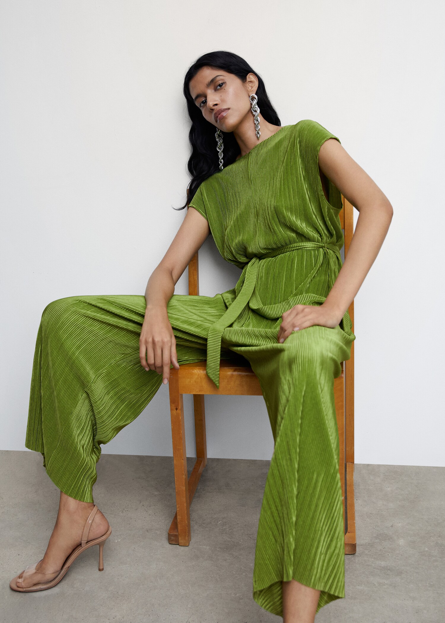 Satinierter Jumpsuit mit Plisséefalten - Detail des Artikels 2