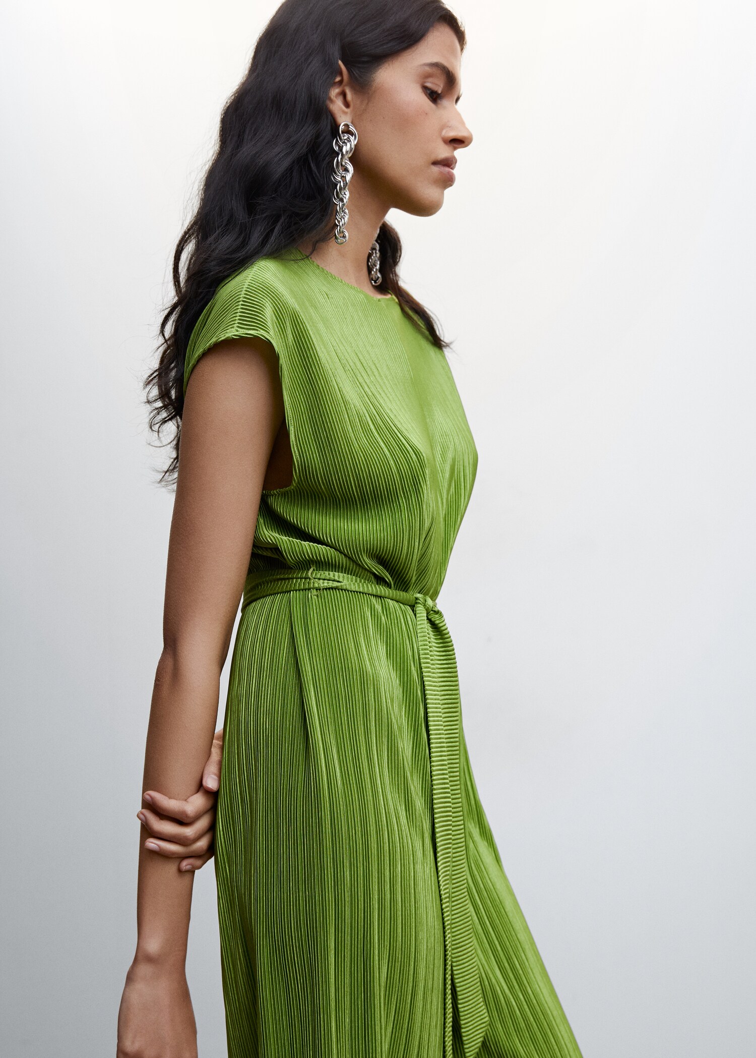 Satinierter Jumpsuit mit Plisséefalten - Detail des Artikels 6