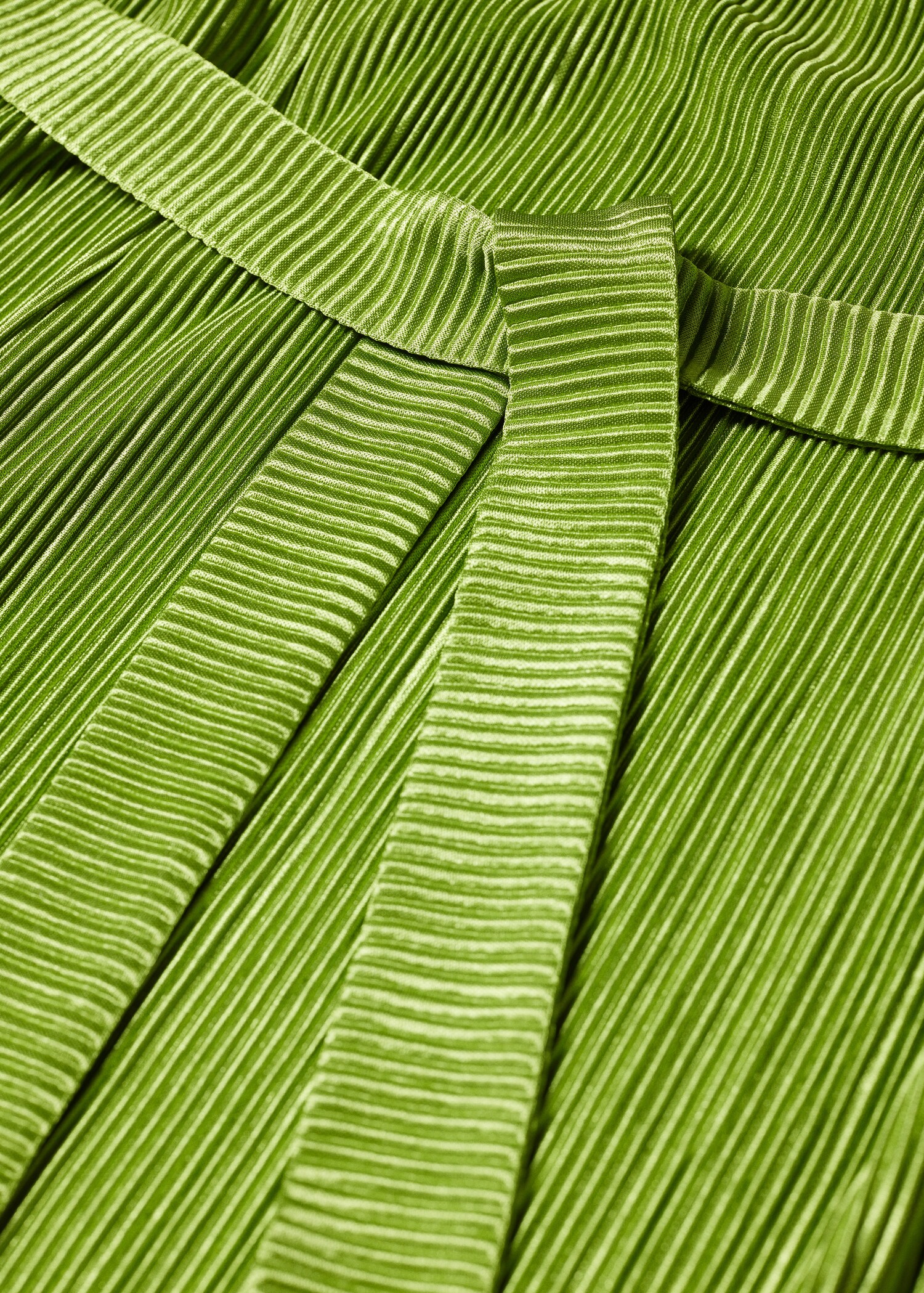 Satinierter Jumpsuit mit Plisséefalten - Detail des Artikels 8