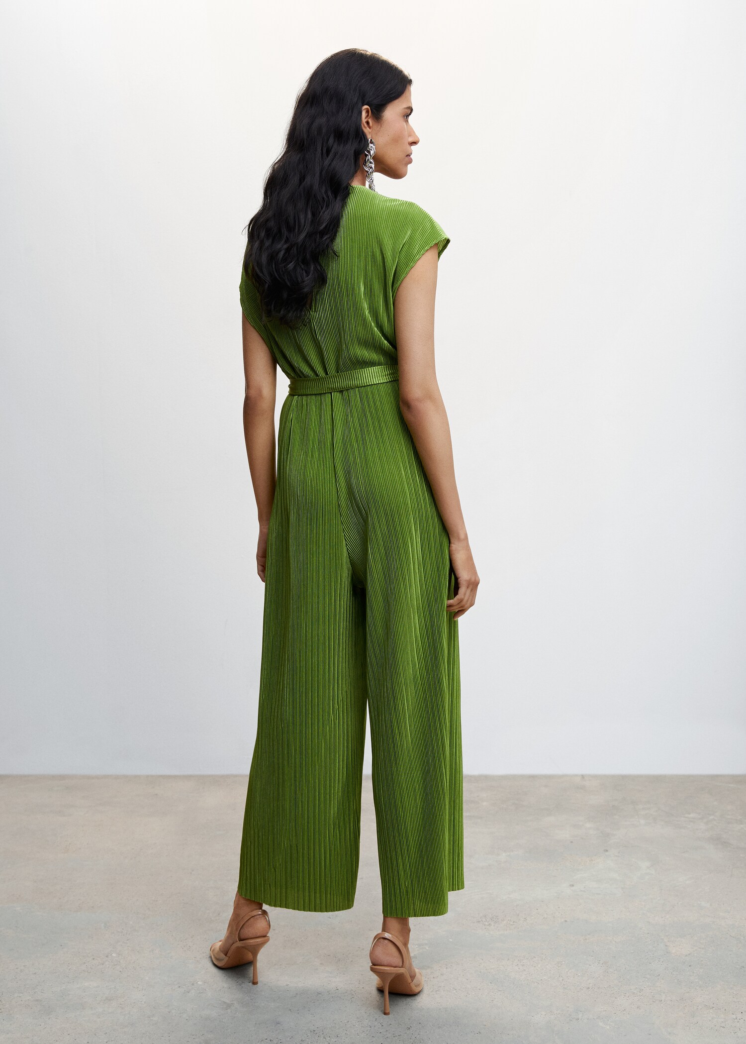 Satinierter Jumpsuit mit Plisséefalten - Rückseite des Artikels