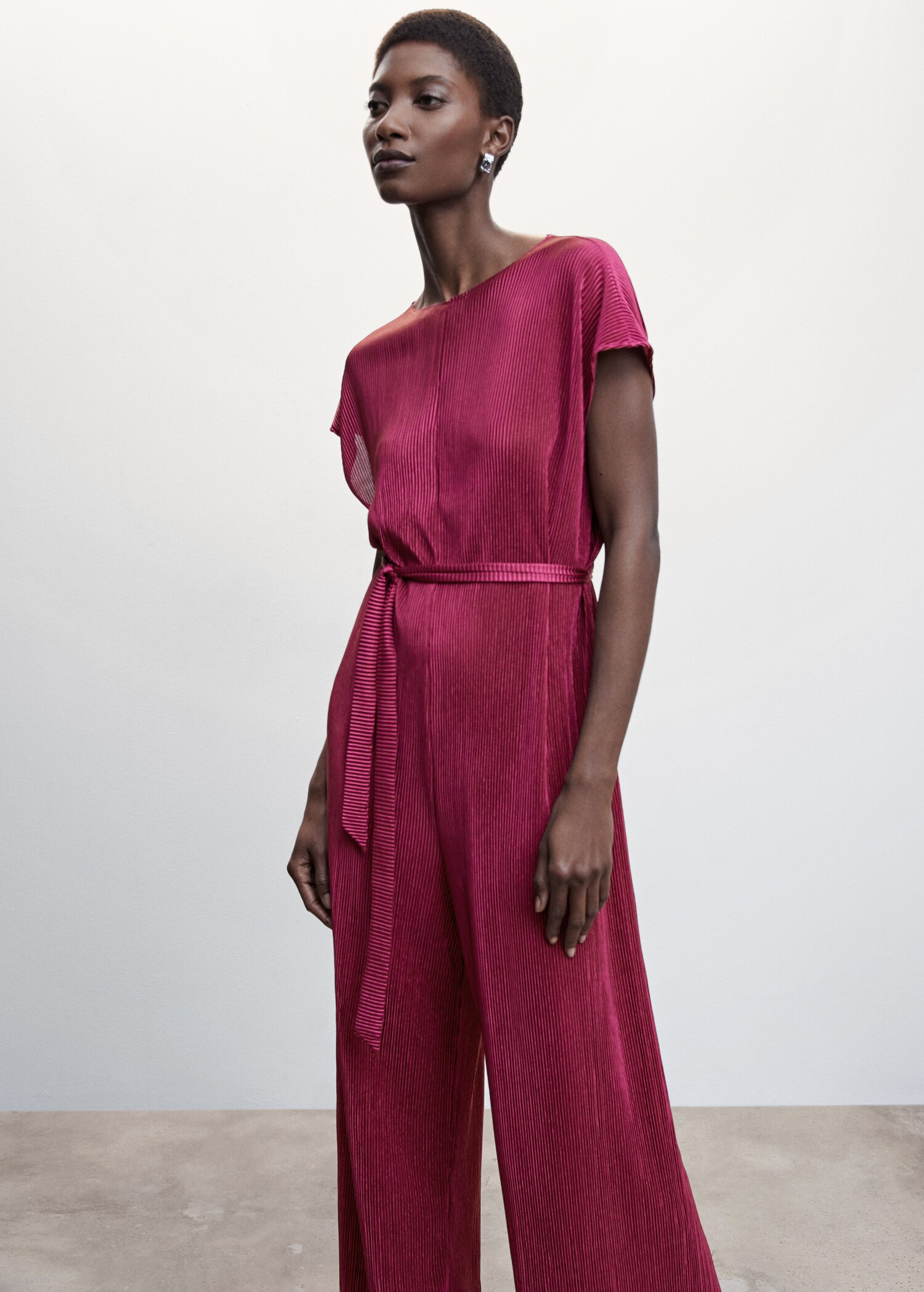 Satinierter Jumpsuit mit Plisséefalten - Mittlere Ansicht