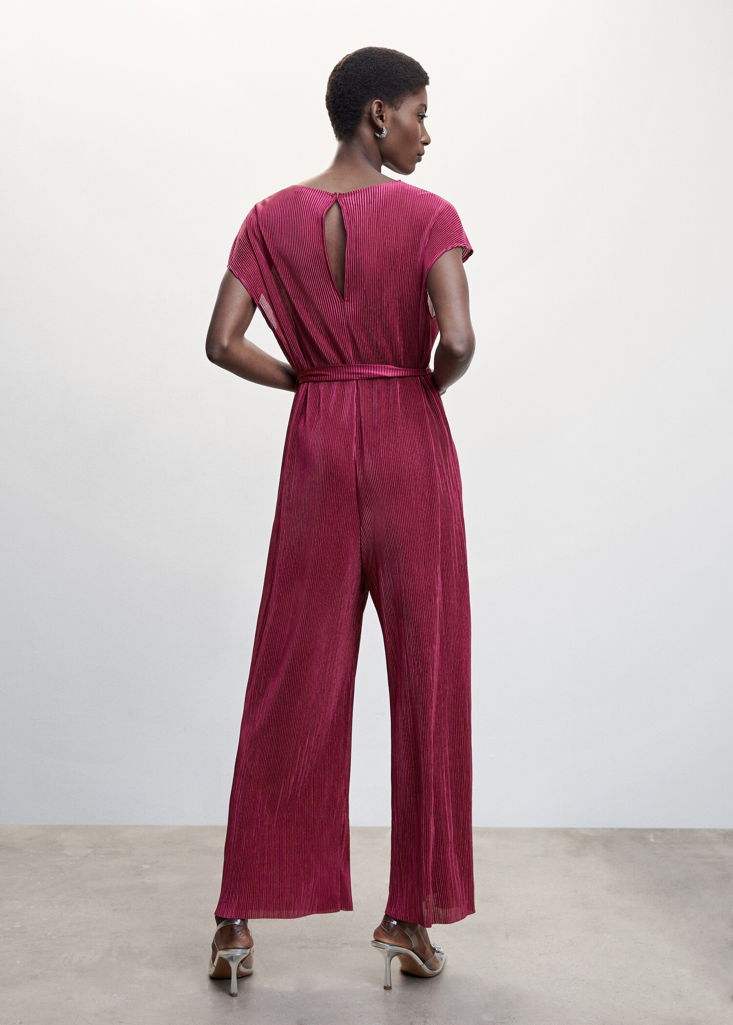 Satinierter Jumpsuit mit Plisséefalten - Rückseite des Artikels