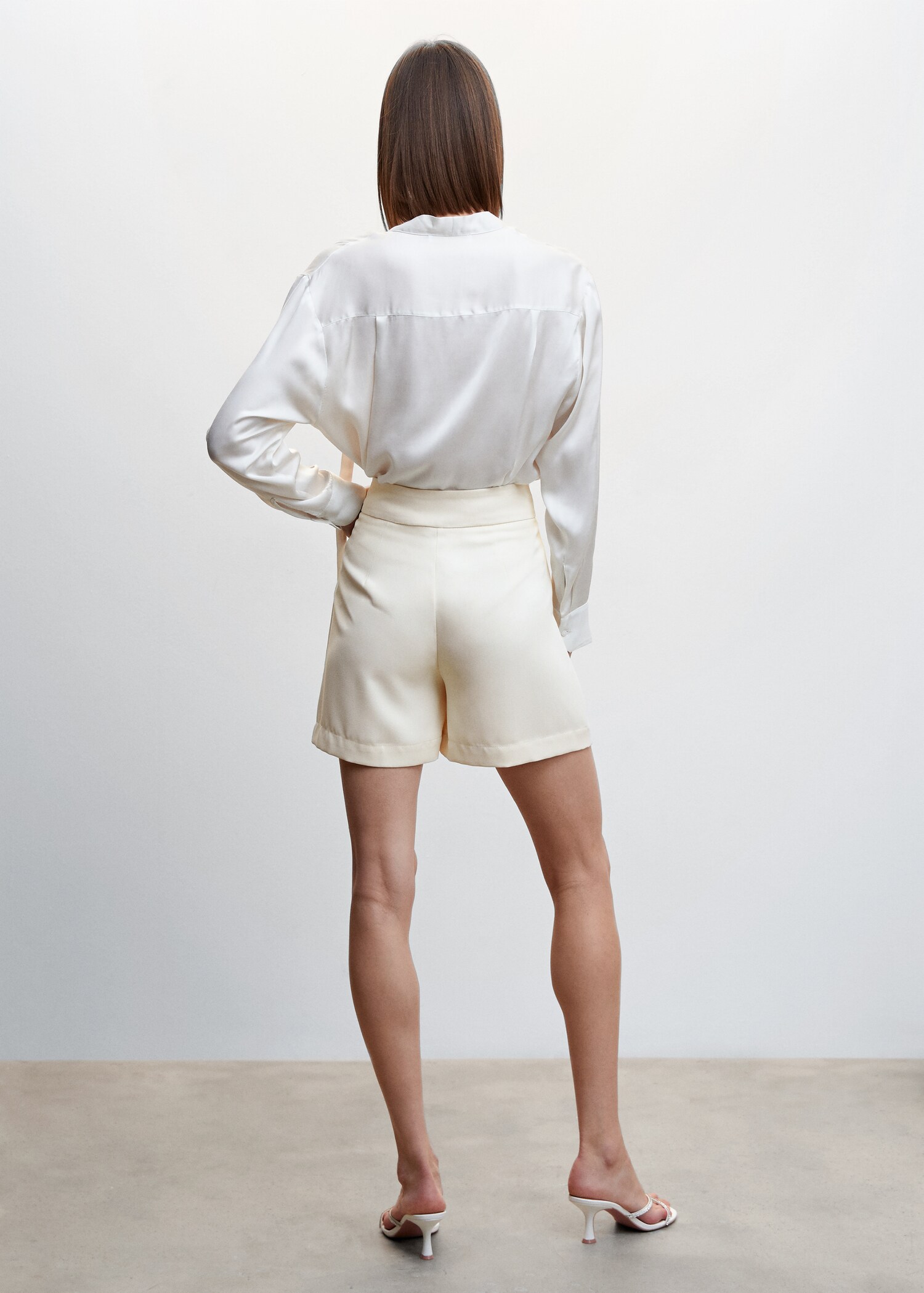 High-waist straight shorts - Reverse of the article