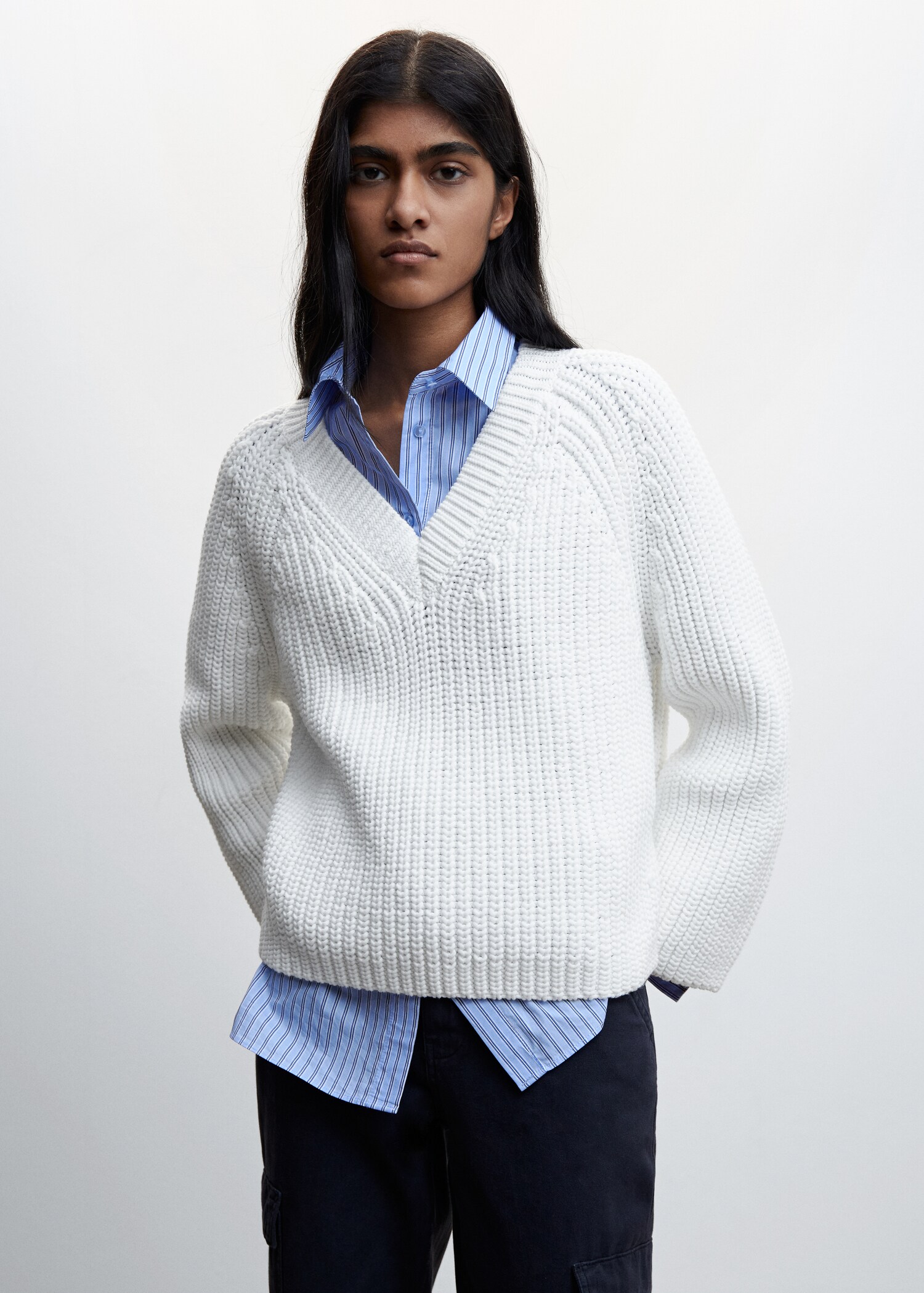 Pull-over grosse maille col V - Plan moyen