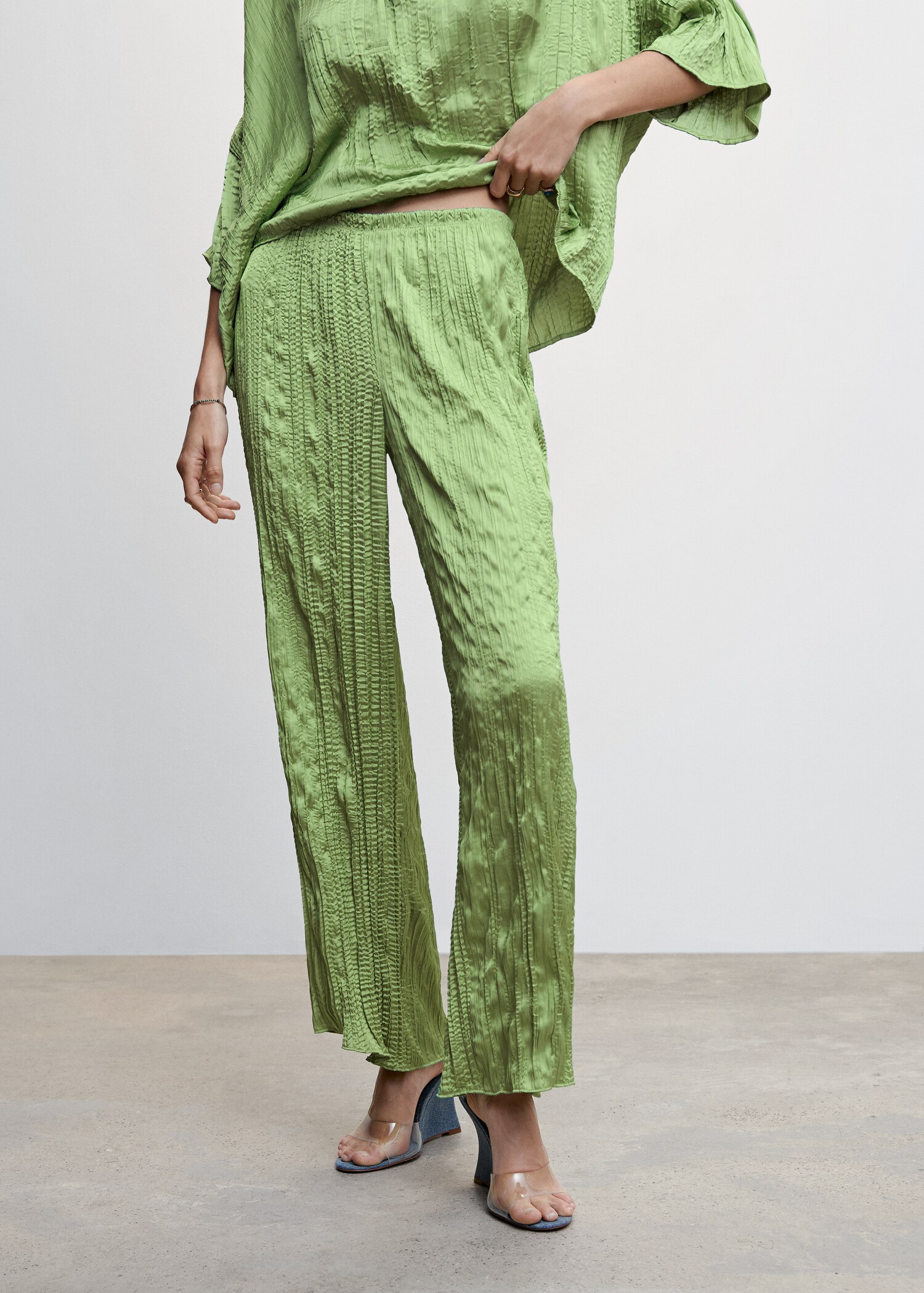 Satinierte Hose mit Plissée-Details - Mittlere Ansicht