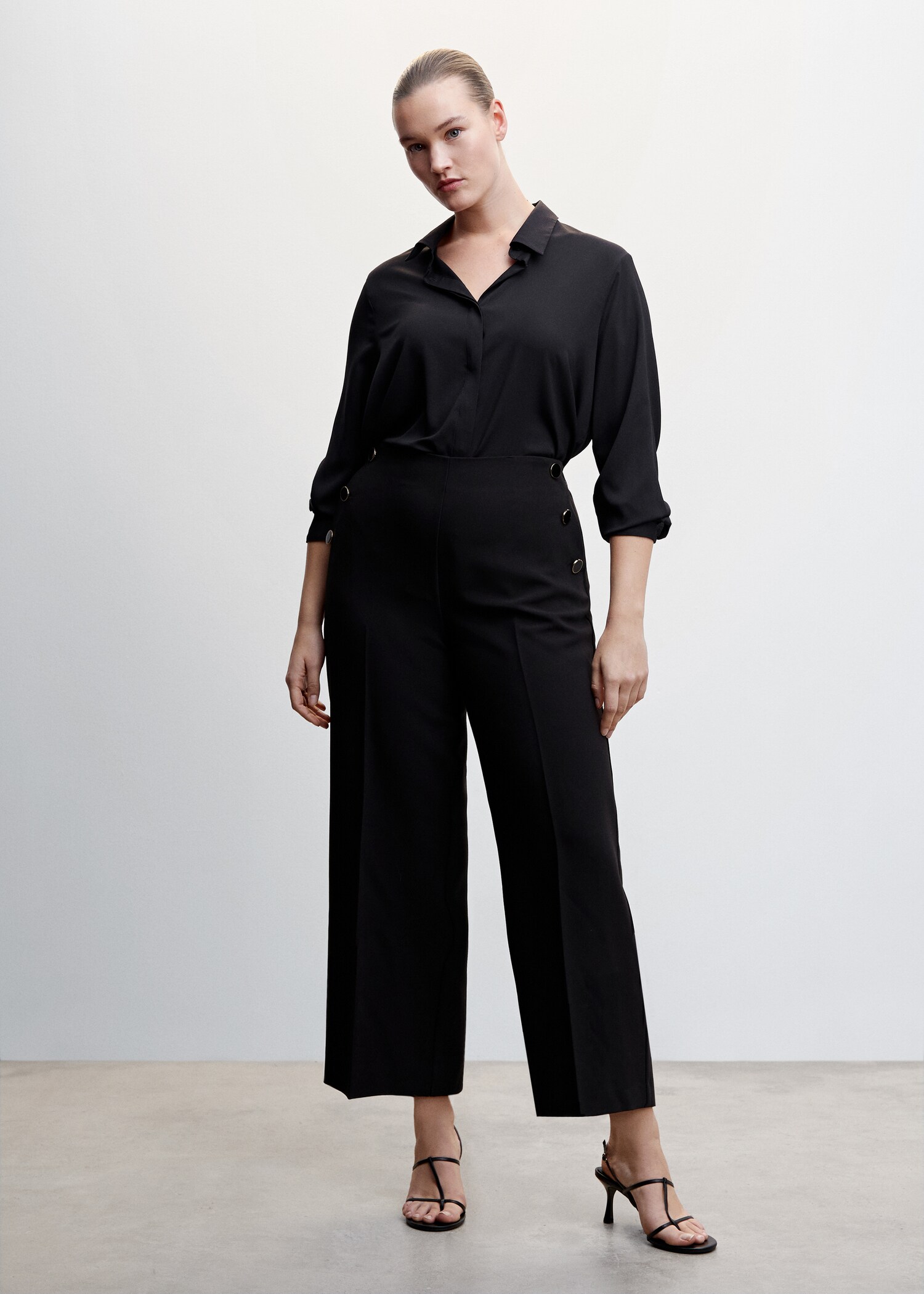Cropped button trousers - Details of the article 3