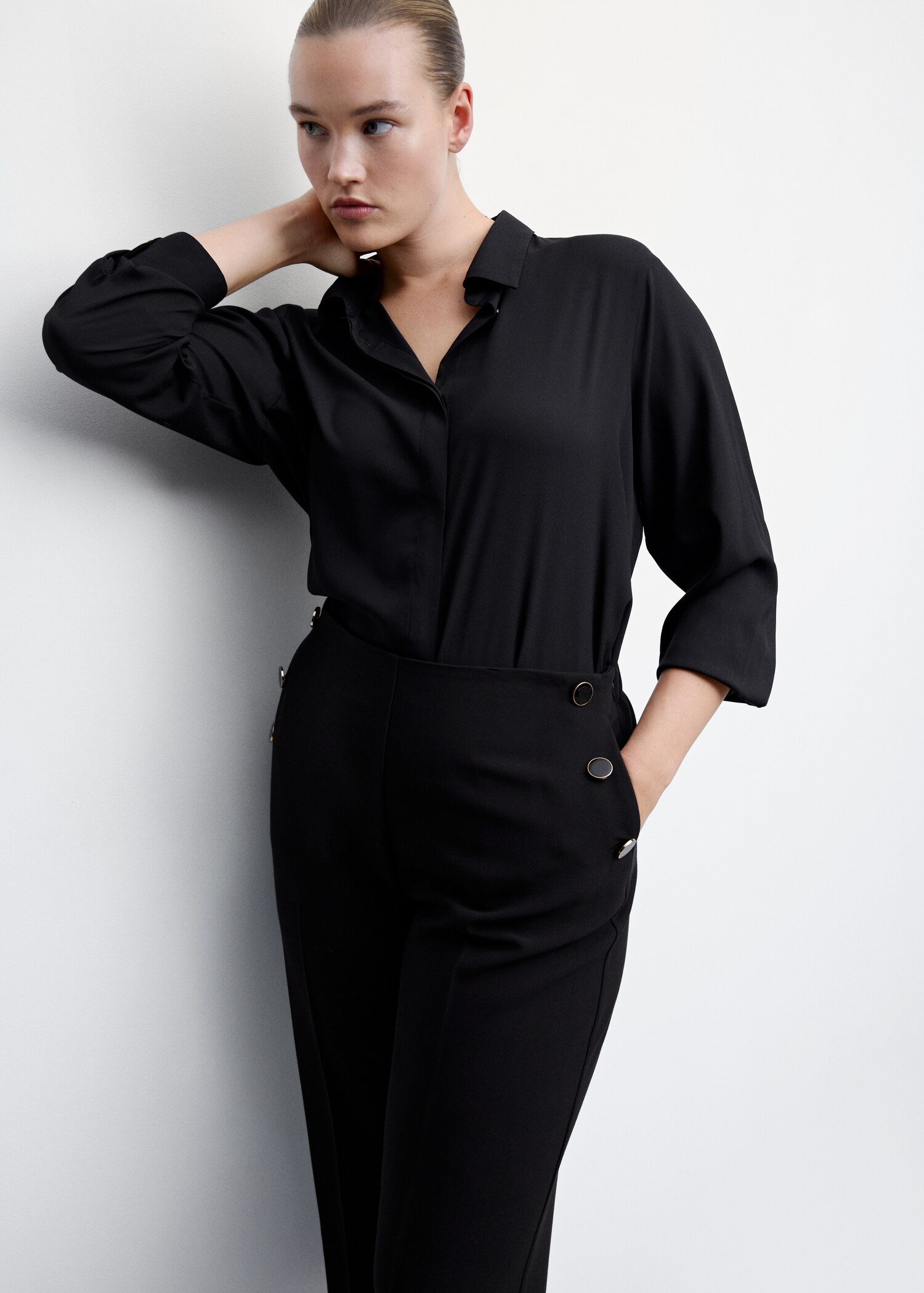 Cropped button trousers - Details of the article 4