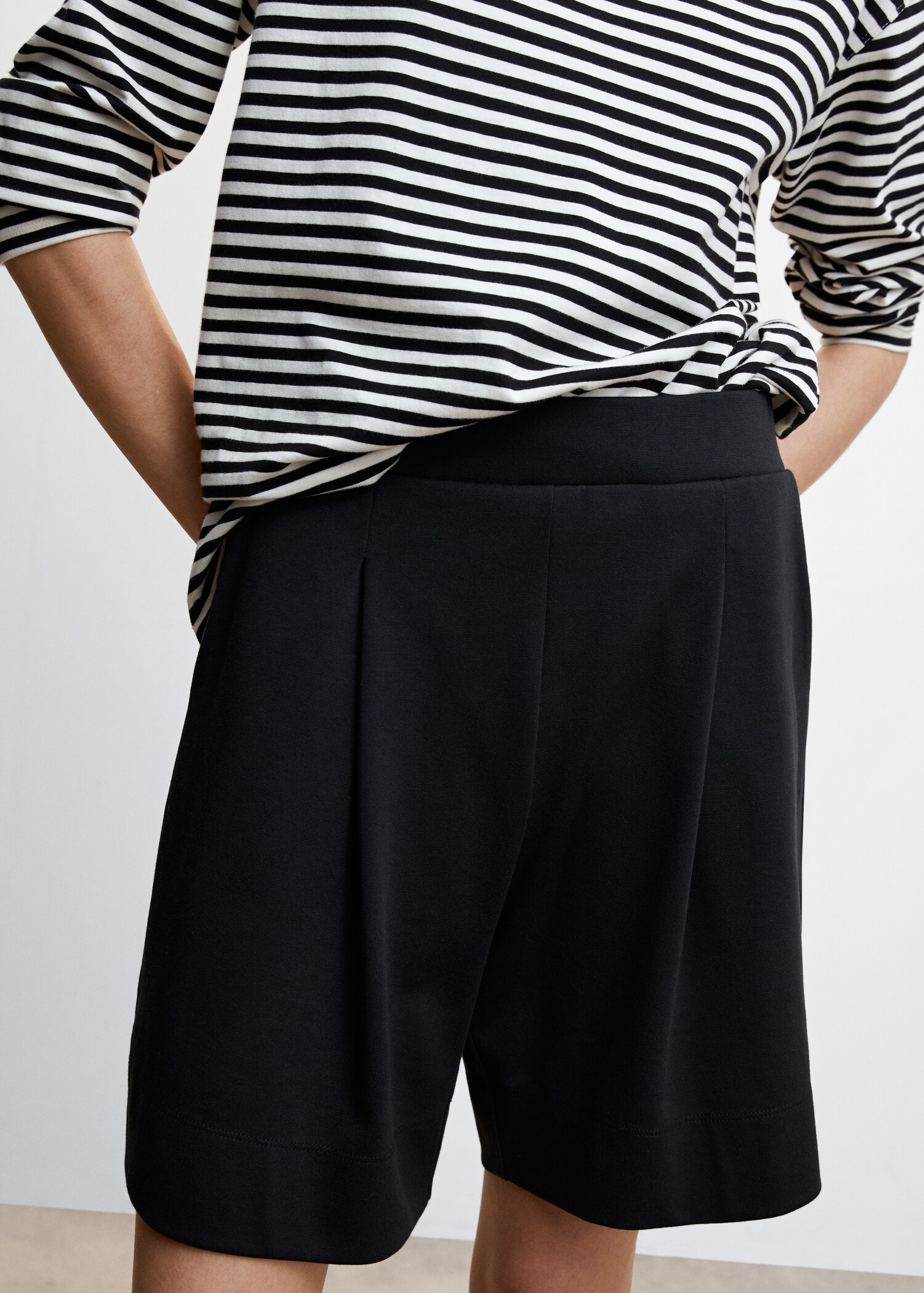 Bermudashorts mit Bundfalten - Mittlere Ansicht