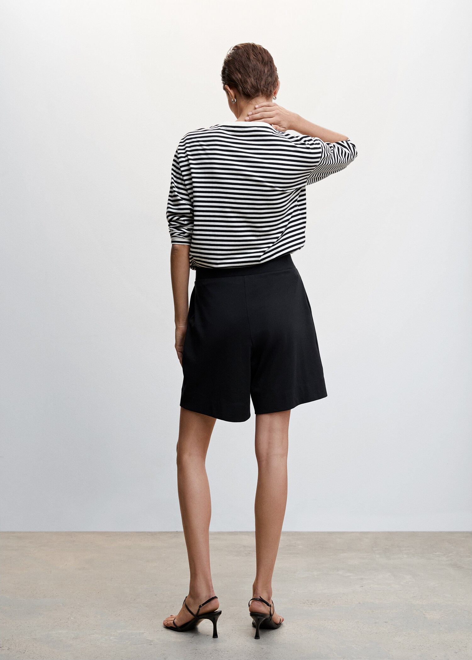 Bermudashorts mit Bundfalten - Rückseite des Artikels