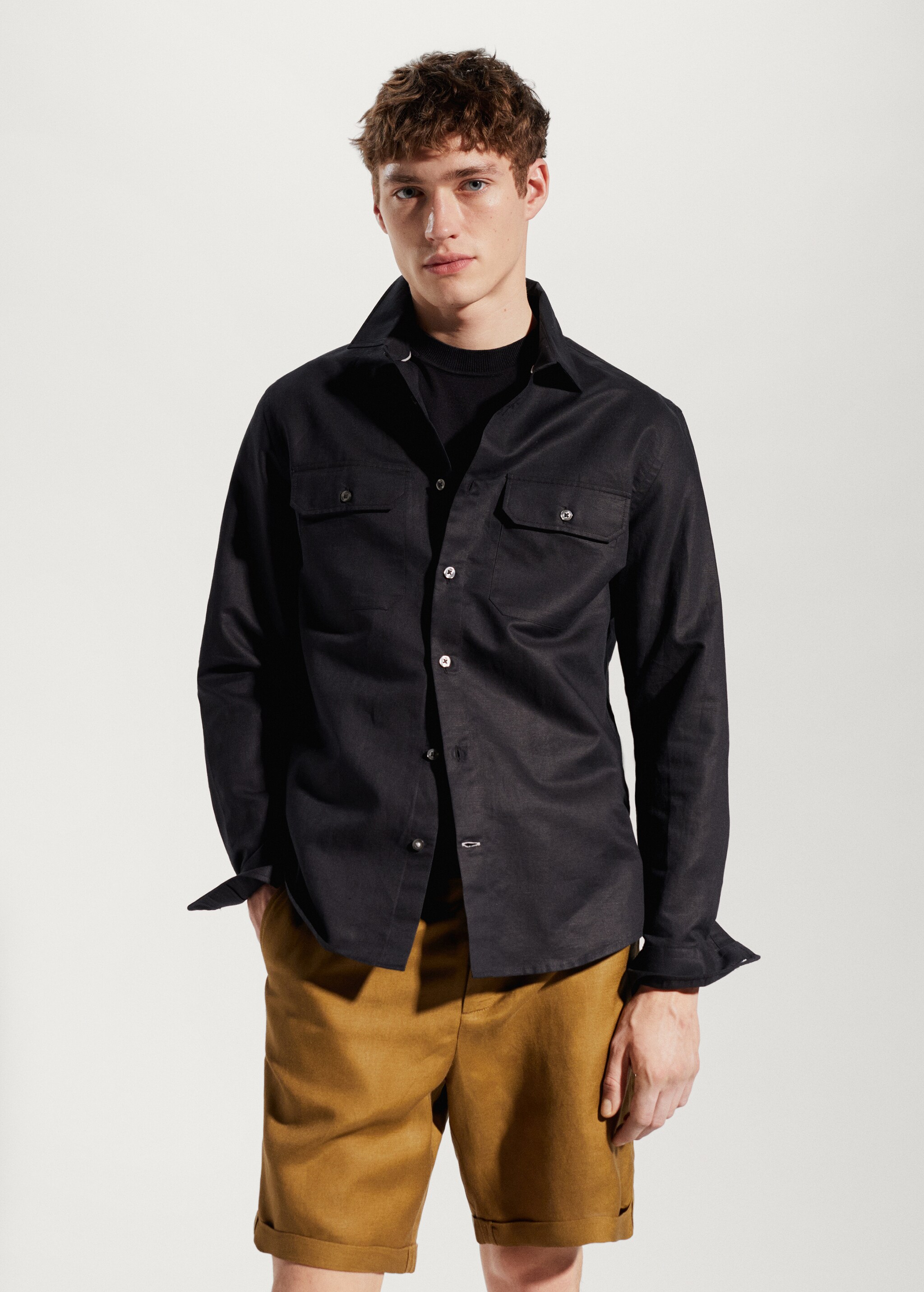 Camisa regular fit lino bolsillos - Plano medio