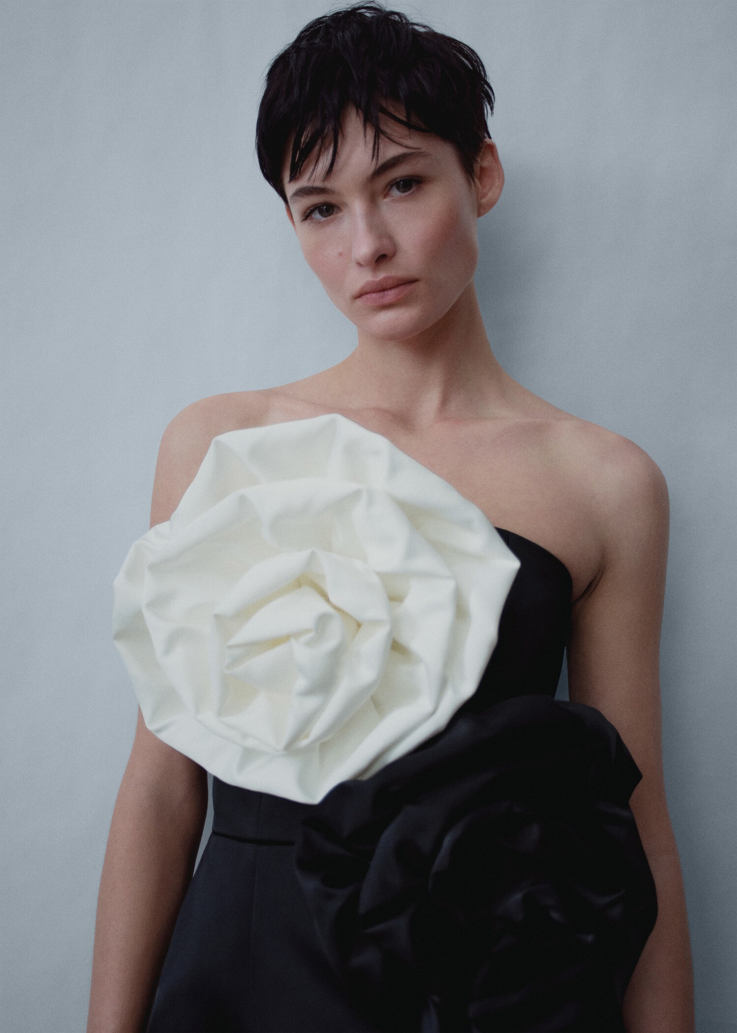 Zweifarbiges Kleid mit Maxi-Blumen - Mittlere Ansicht