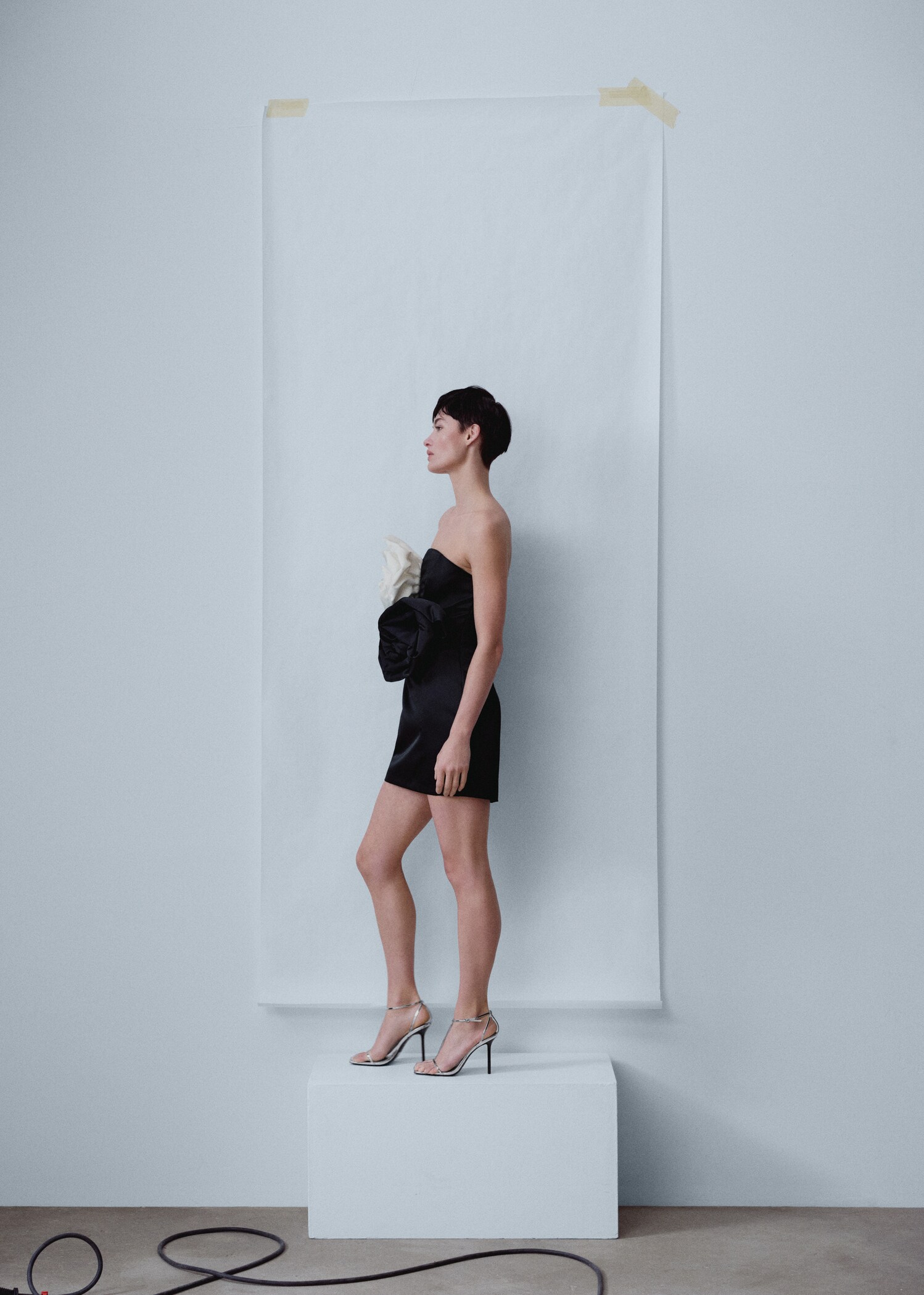Zweifarbiges Kleid mit Maxi-Blumen - Detail des Artikels 1