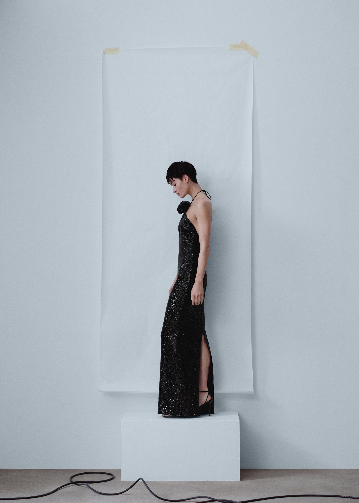 Paillettenkleid mit Maxi-Blume - Detail des Artikels 1