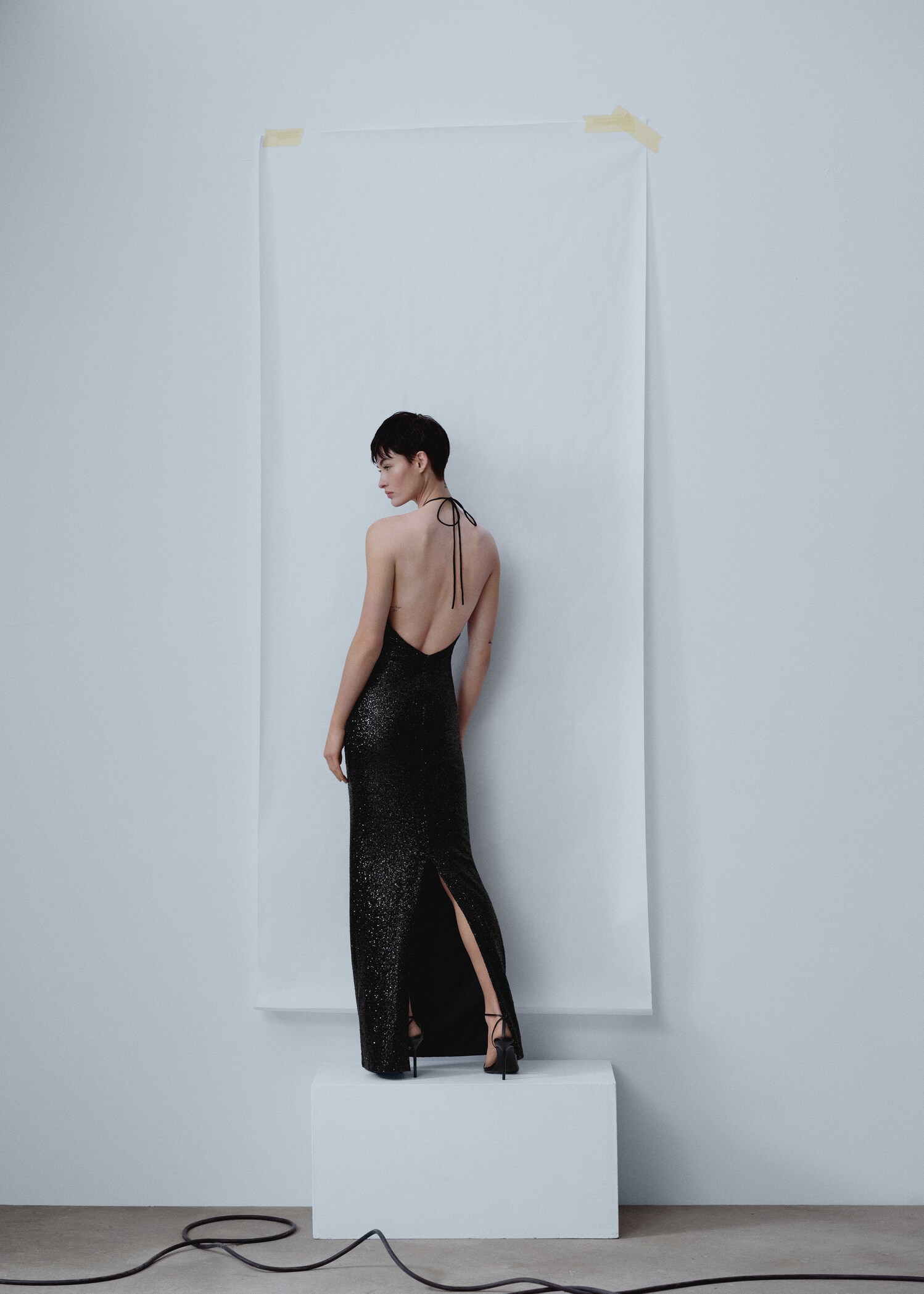 Paillettenkleid mit Maxi-Blume - Rückseite des Artikels