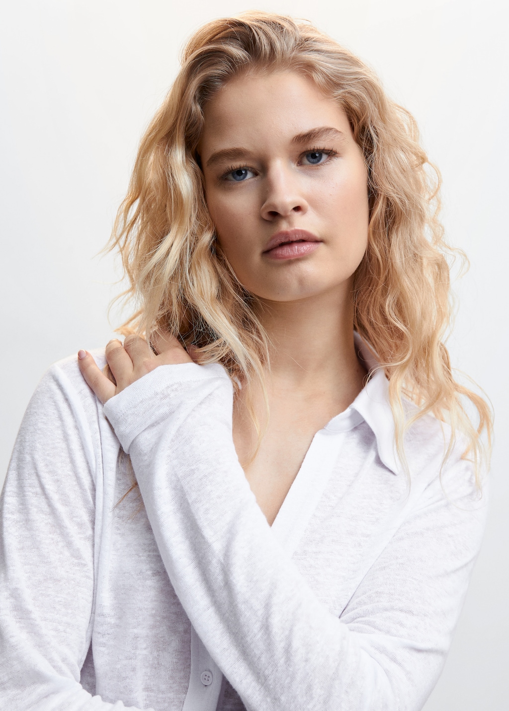 V neck linen shirt Woman MANGO OUTLET Estonia