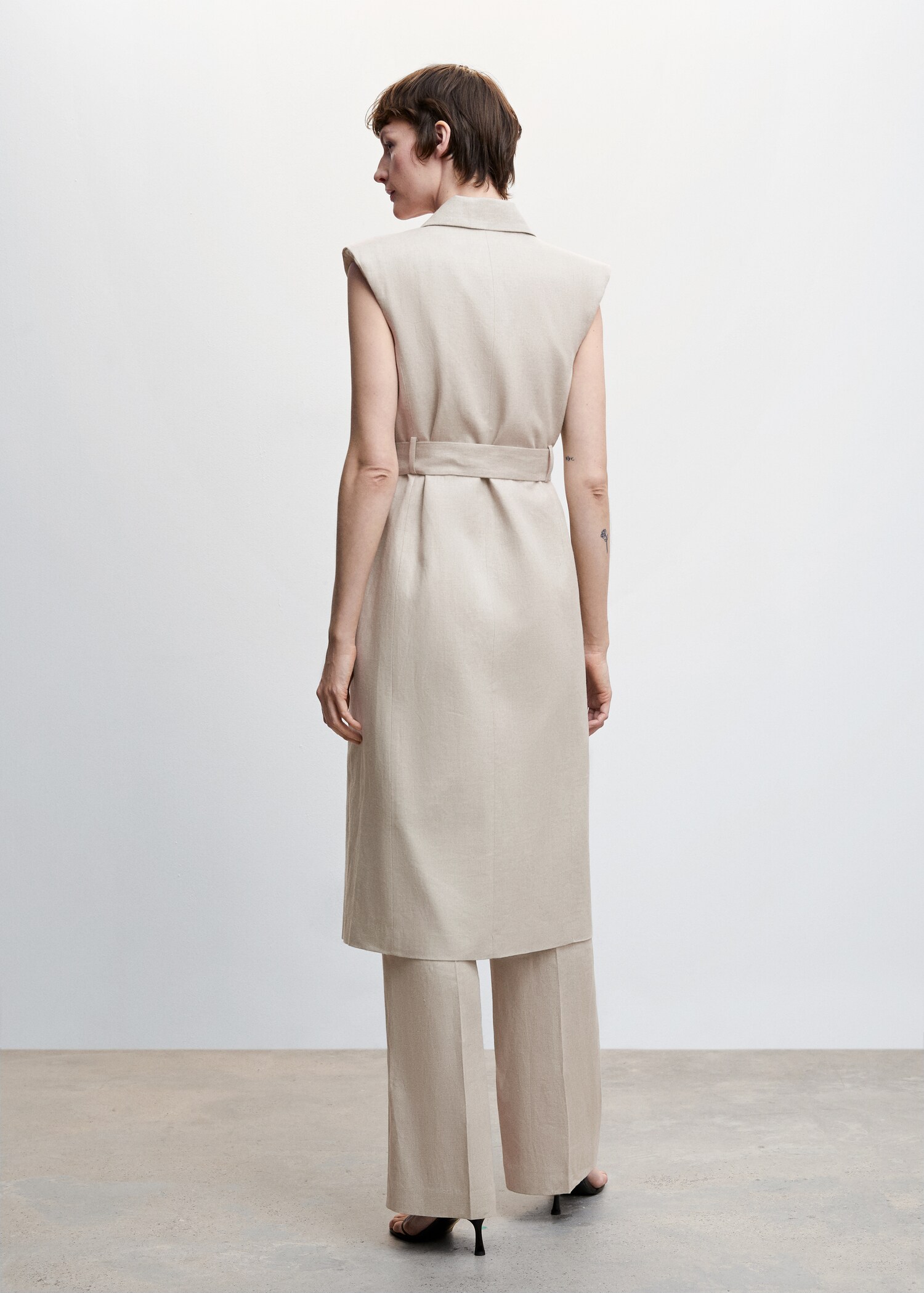 Linen vest with bow - Reverse of the article