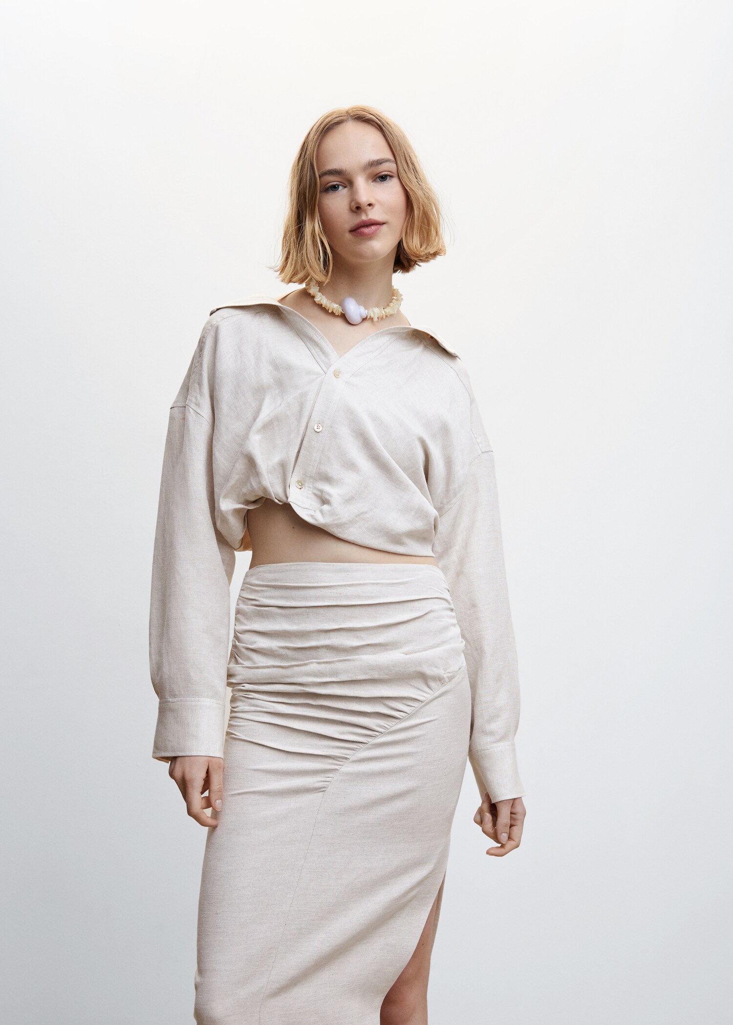 Camisa crop abullonada - Plano medio